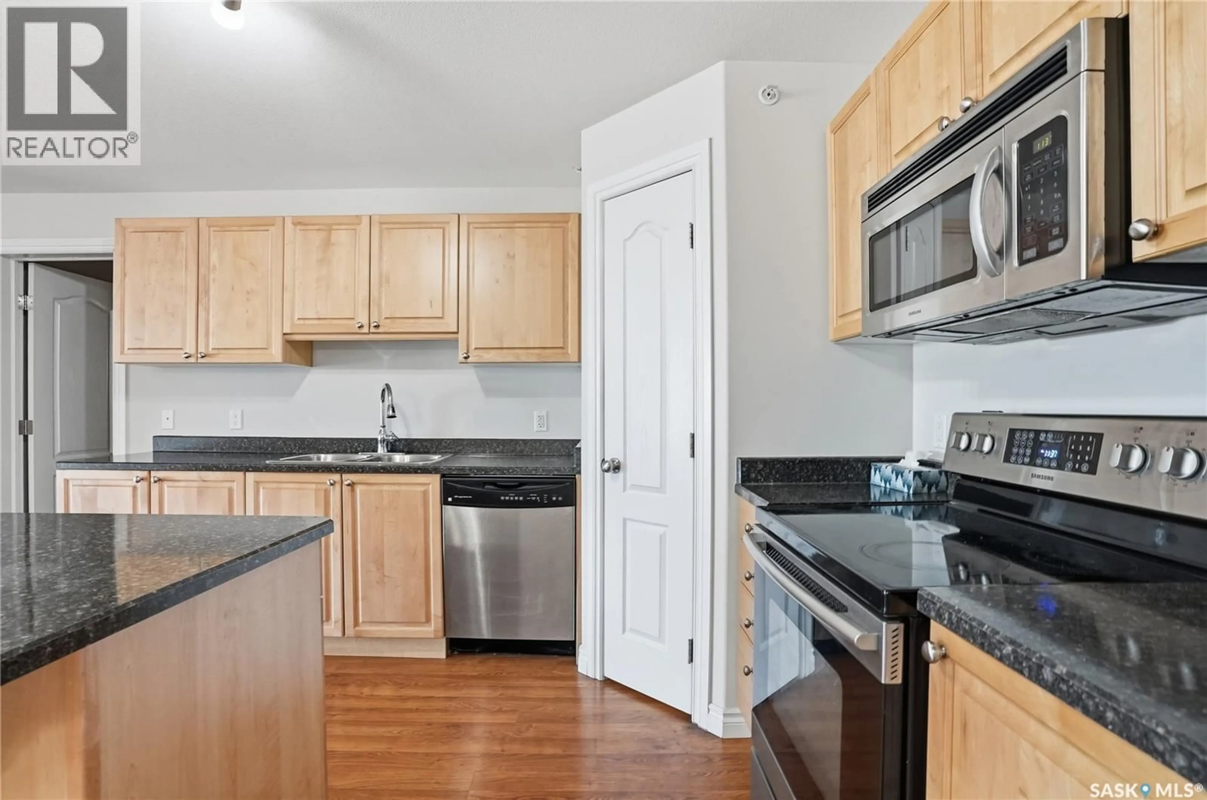Standard kitchen, unknown for 100 - 405 1ST AVENUE, Warman Saskatchewan S0K0A1