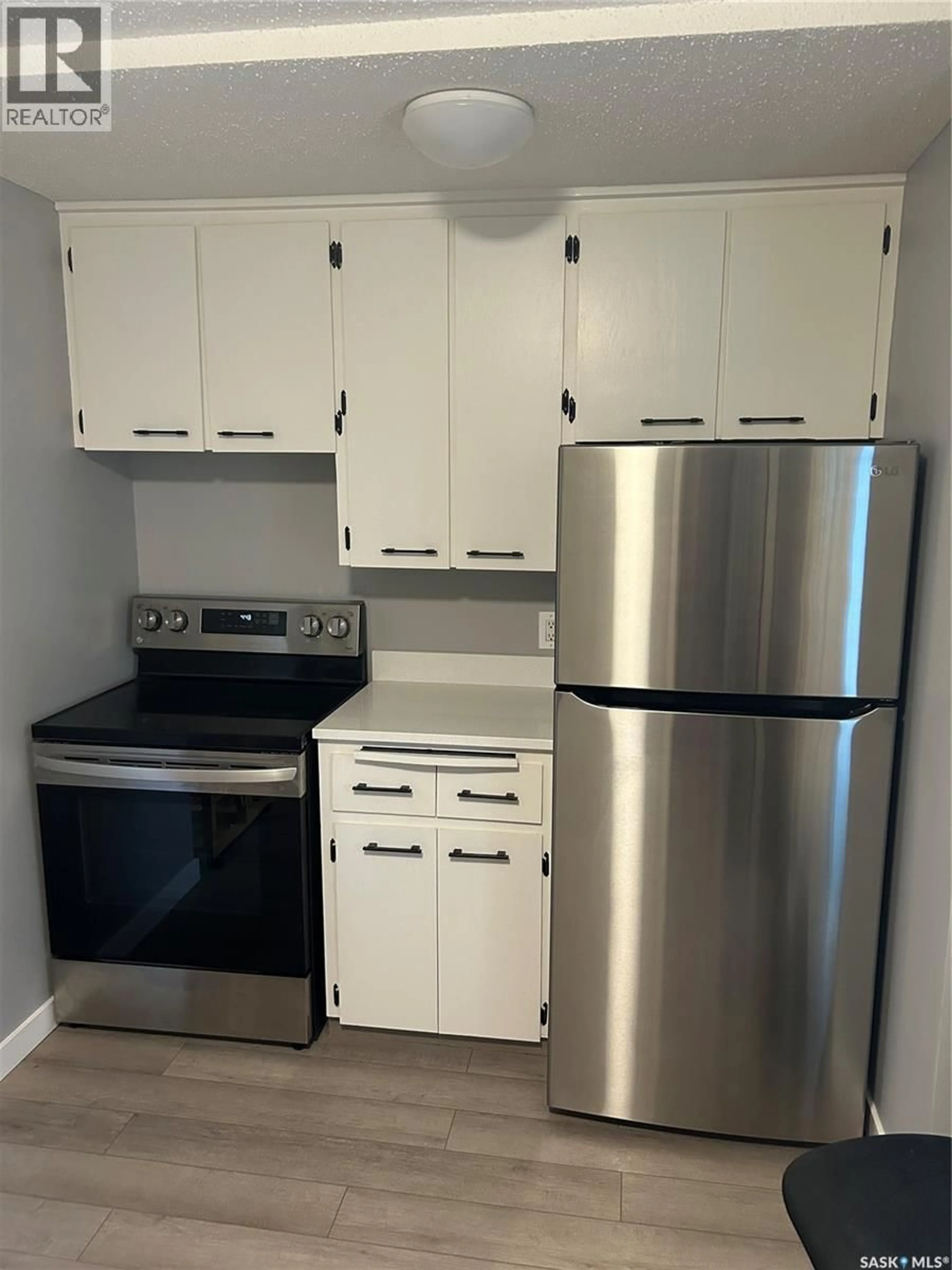Standard kitchen, wood/laminate floor for 2059 MCDONALD STREET, Regina Saskatchewan S4N2Y4