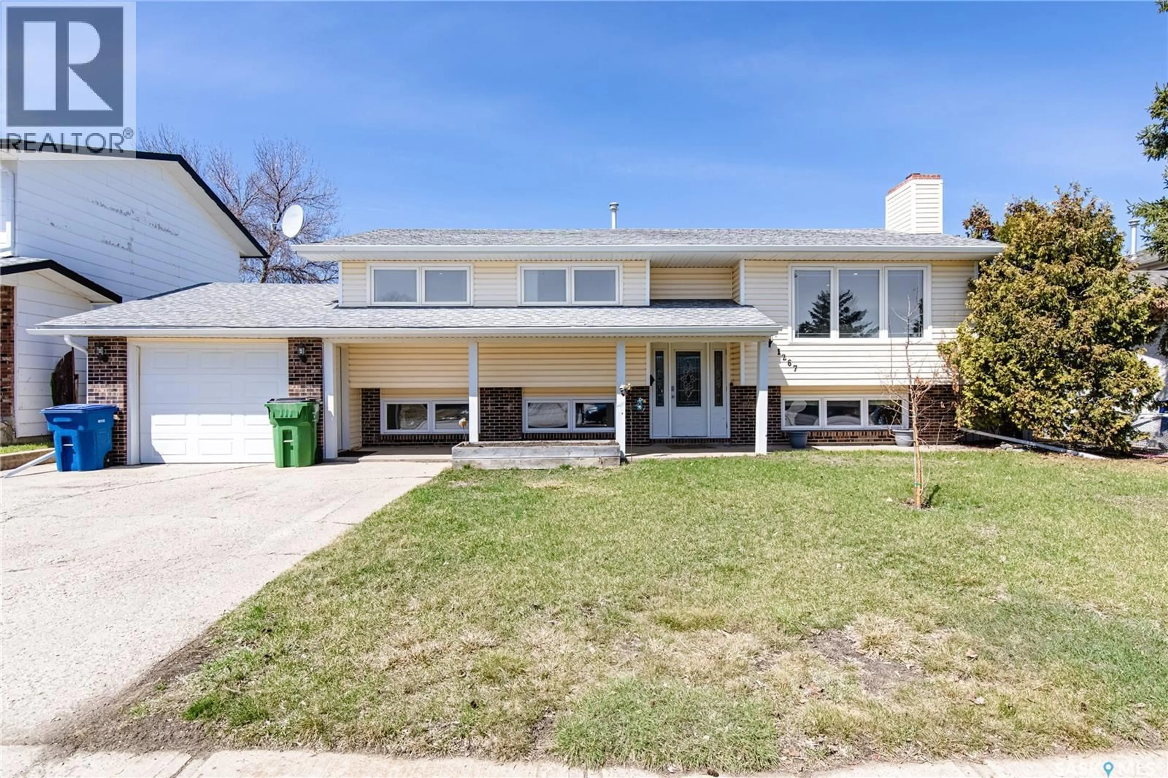 Home with vinyl exterior material, street for 1267 MAYBERY CRESCENT, Moose Jaw Saskatchewan S6H6X7