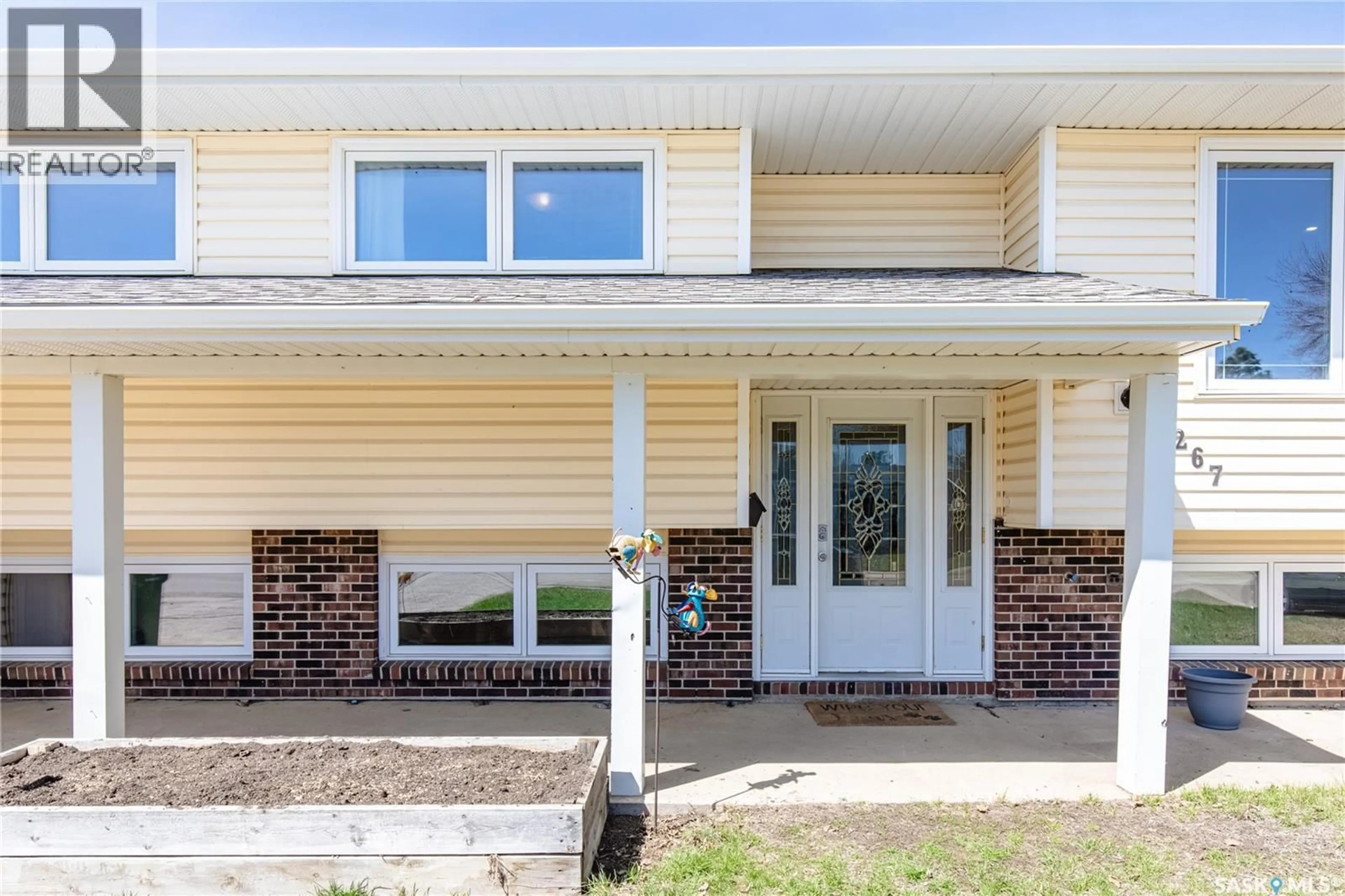 Home with vinyl exterior material, unknown for 1267 MAYBERY CRESCENT, Moose Jaw Saskatchewan S6H6X7
