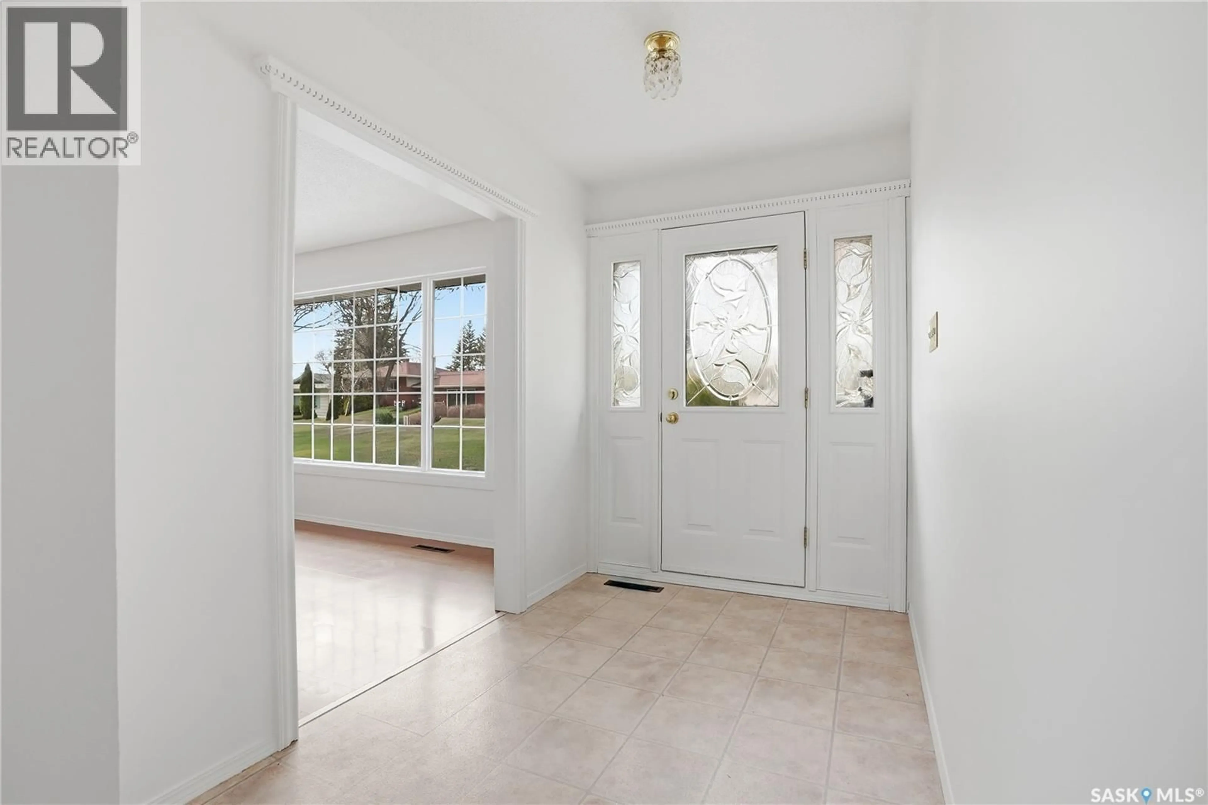 Indoor entryway for 1044 EAST CENTRE, Saskatoon Saskatchewan S7J3A3