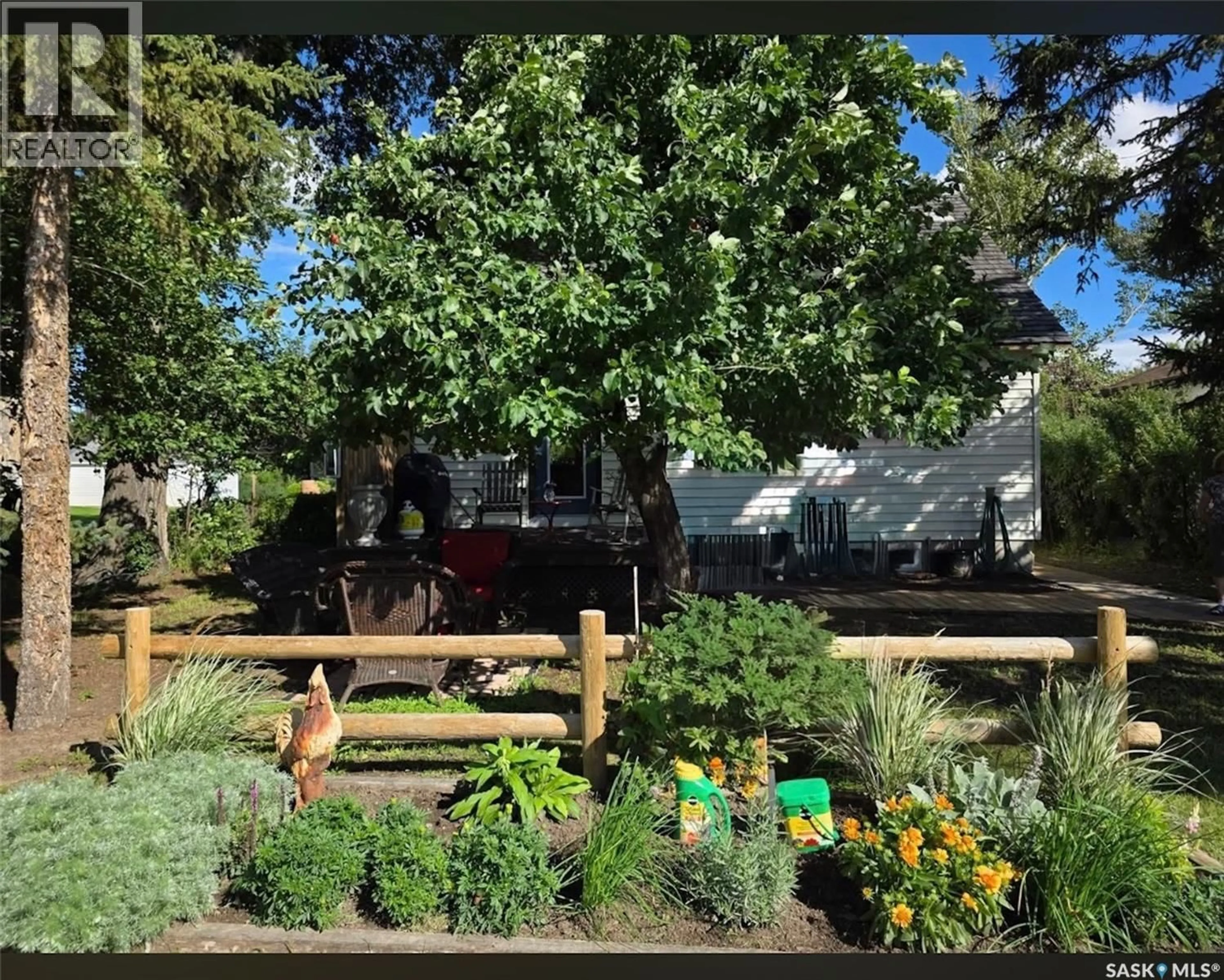 Patio, street for 227 RIVERSIDE BOULEVARD, Eastend Saskatchewan S0N0T0