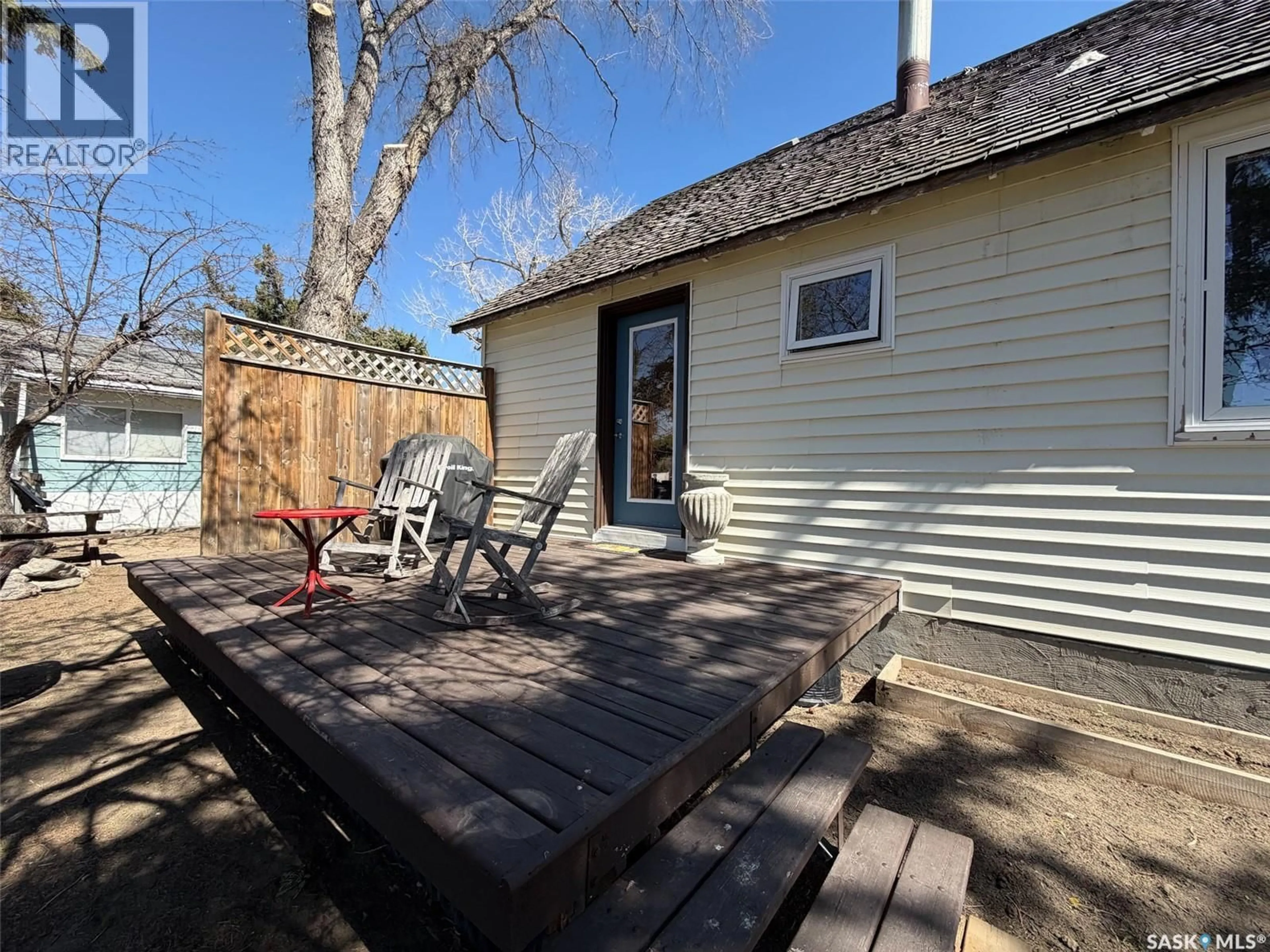 Patio, street for 227 RIVERSIDE BOULEVARD, Eastend Saskatchewan S0N0T0