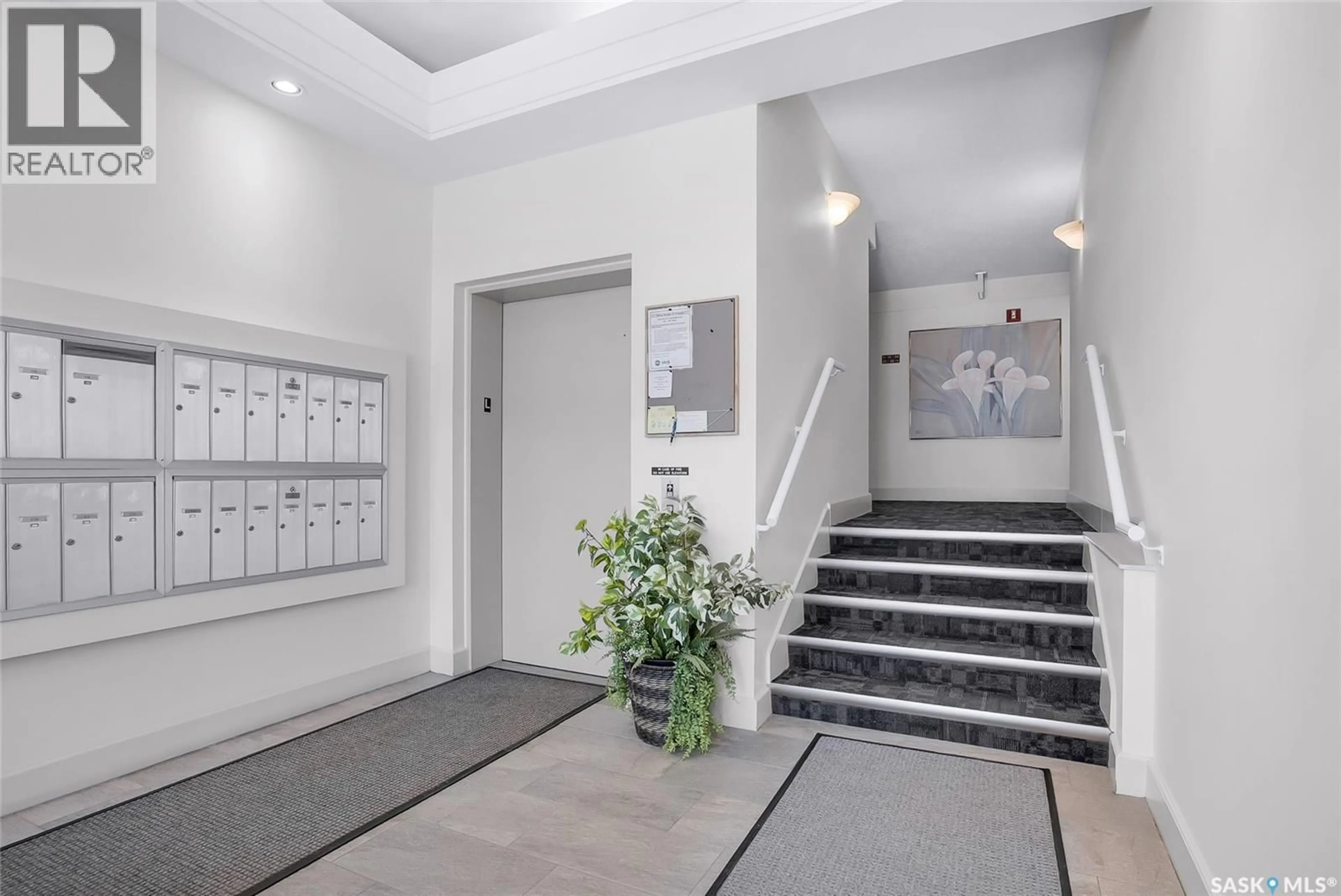 Indoor foyer for 312 - 314 108TH STREET, Saskatoon Saskatchewan S7N1P8