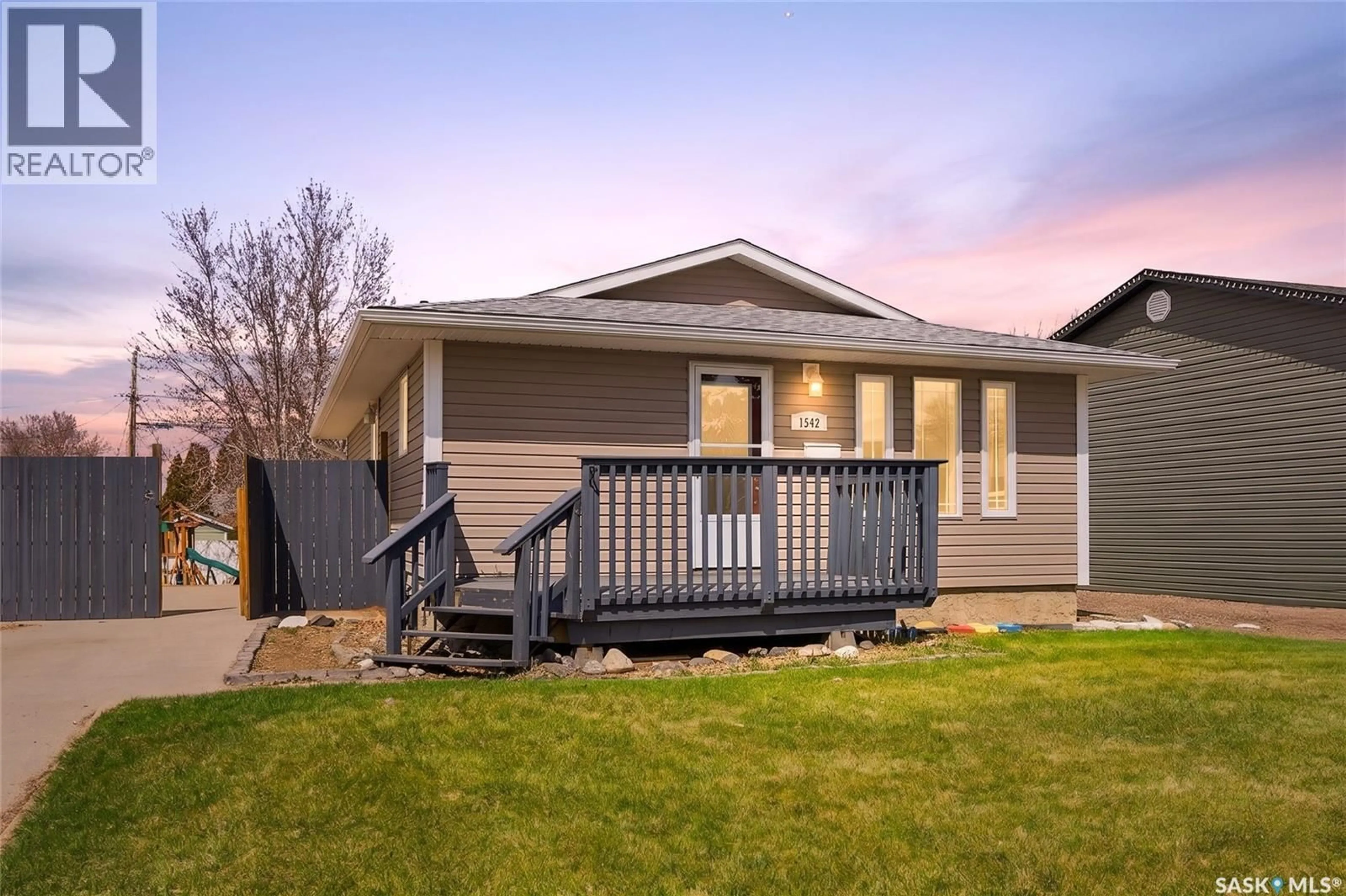 Home with vinyl exterior material, street for 1542 VAUGHAN STREET, Moose Jaw Saskatchewan S6H6S8