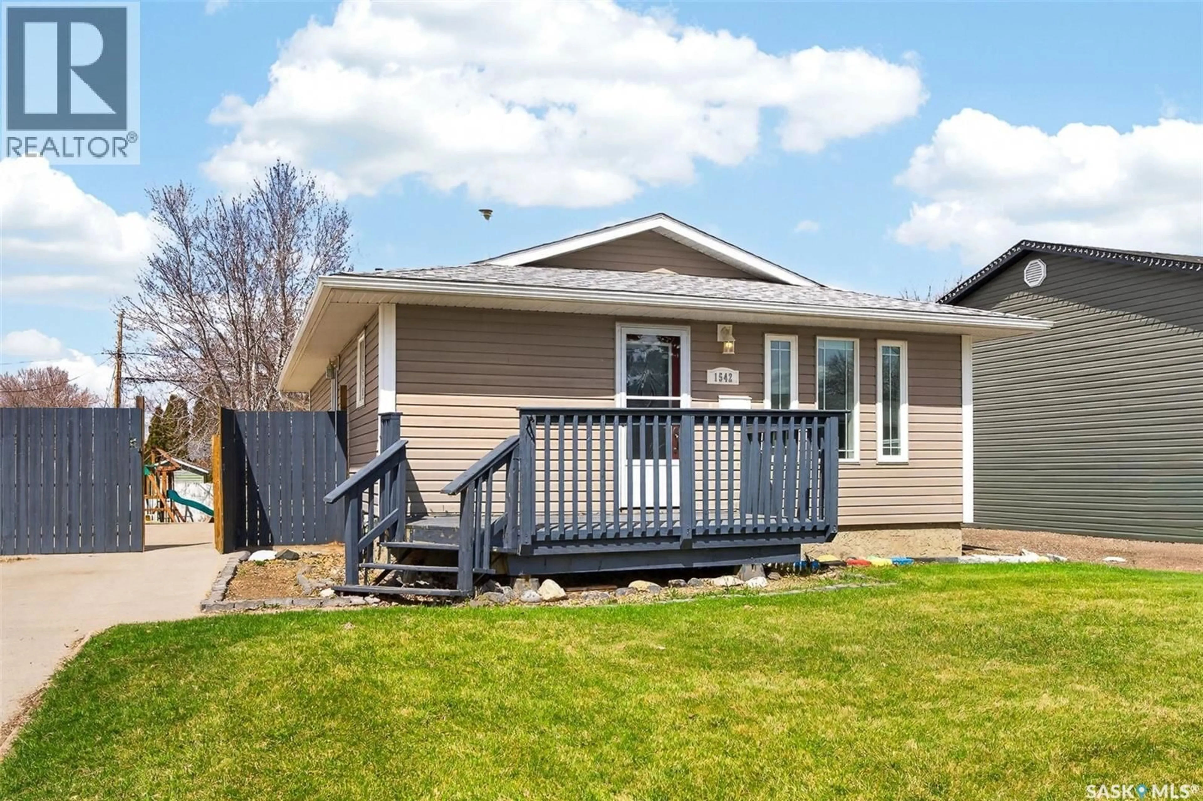 Home with vinyl exterior material, street for 1542 VAUGHAN STREET, Moose Jaw Saskatchewan S6H6S8
