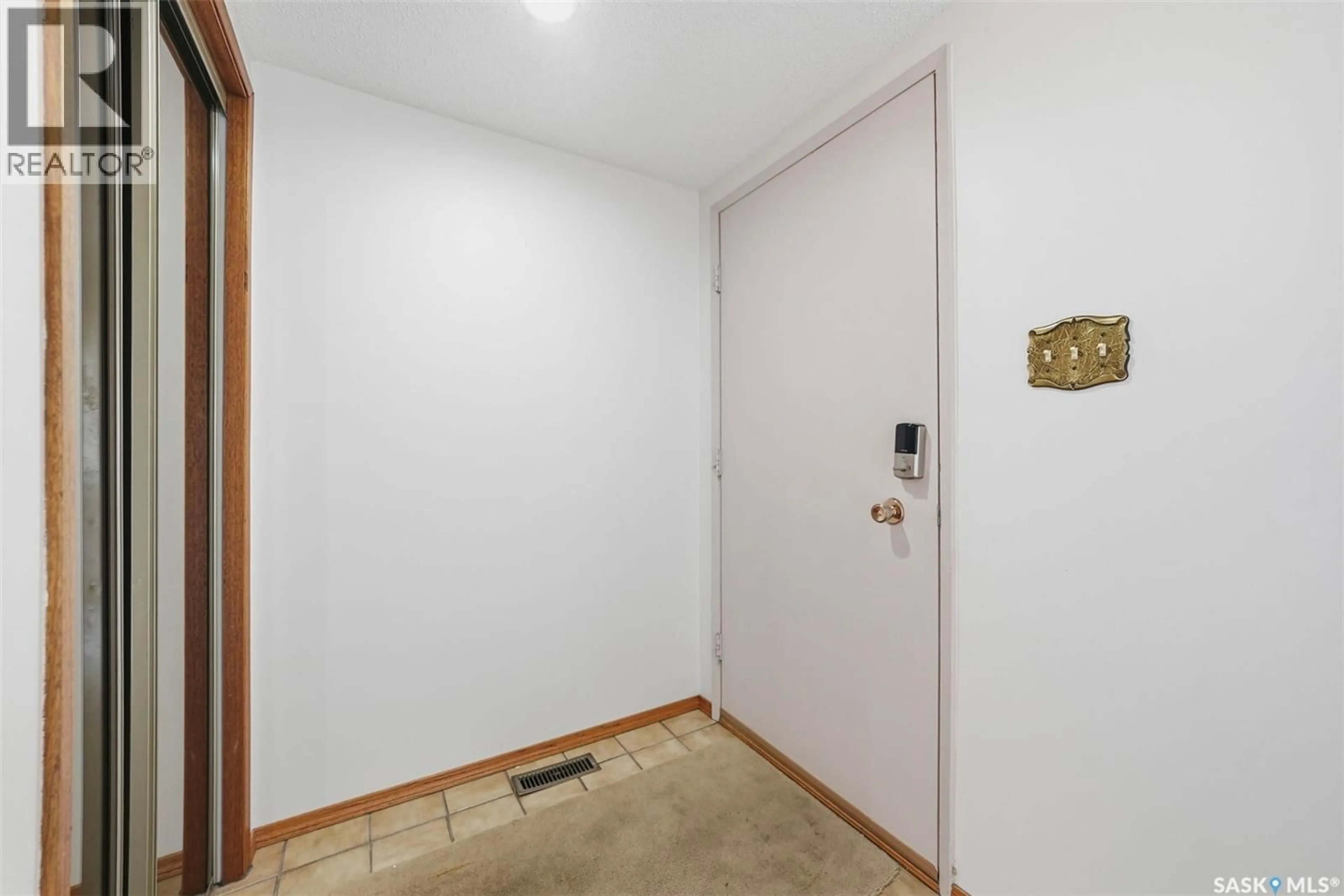 Indoor entryway for 425 - 3 PINEHOUSE DRIVE, Saskatoon Saskatchewan S7K5R2