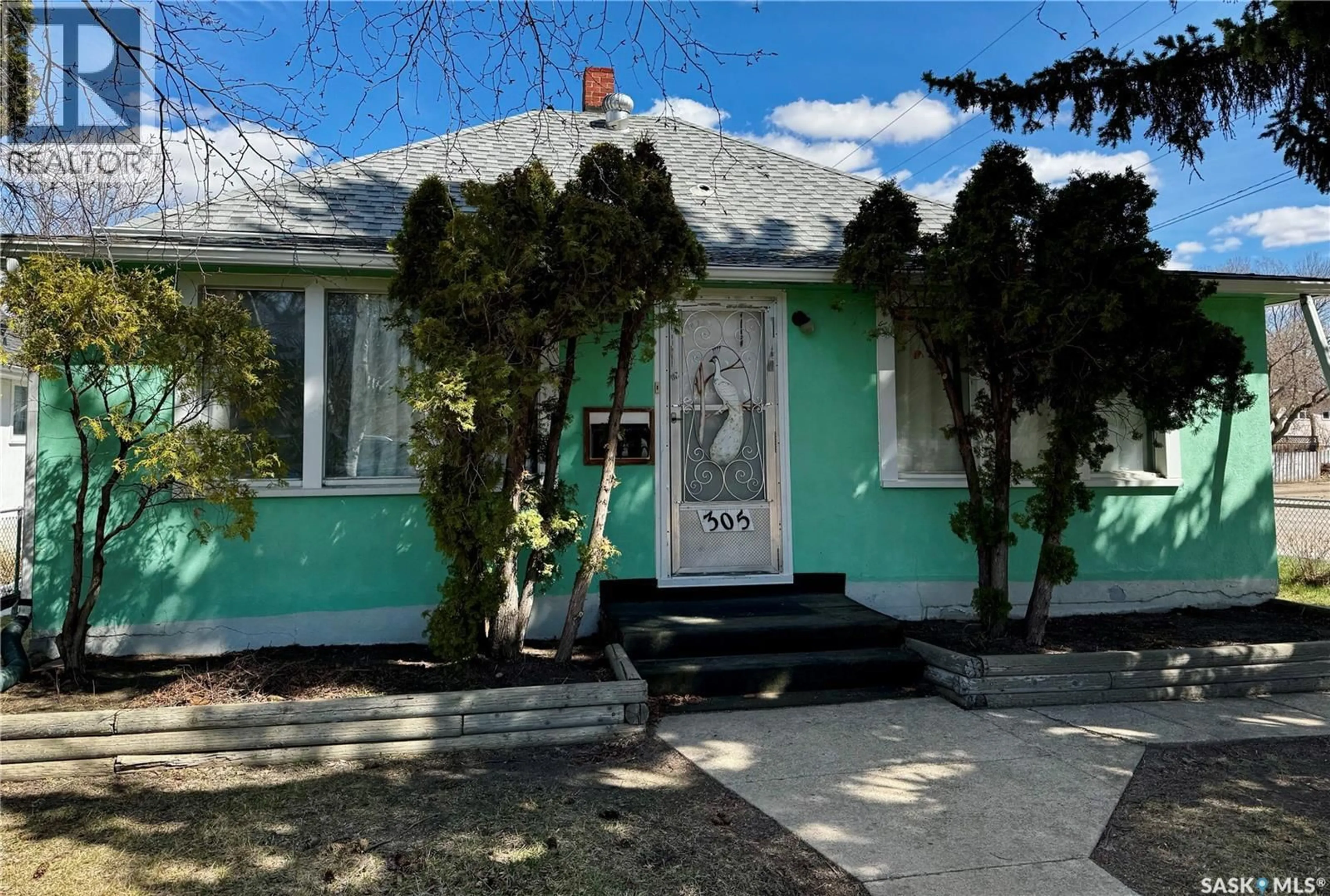 Home with vinyl exterior material, street for 305 3RD AVENUE, Swift Current Saskatchewan S9H2G8