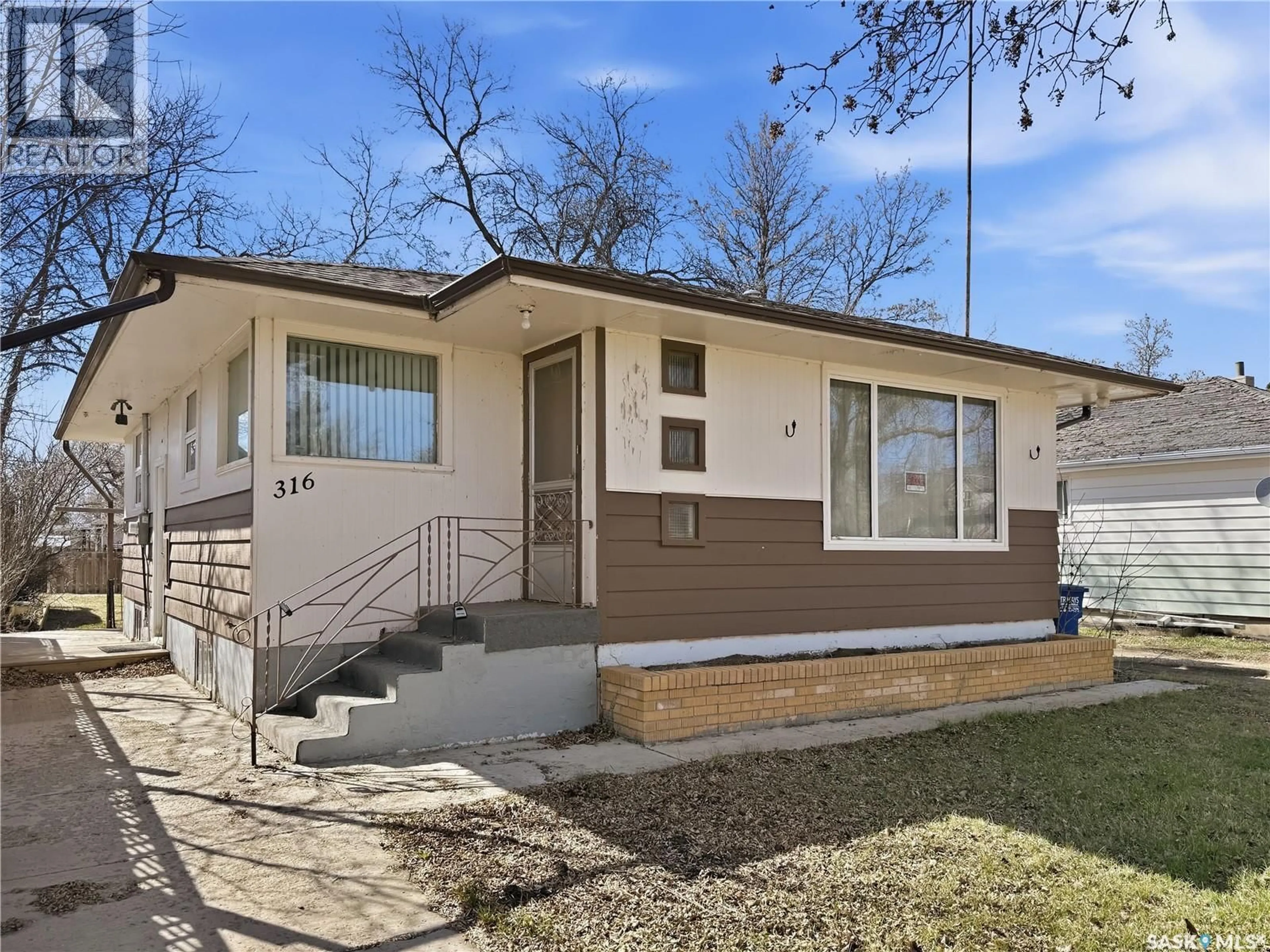 Home with vinyl exterior material, street for 316 DENNIS STREET, Herbert Saskatchewan S0H2A0