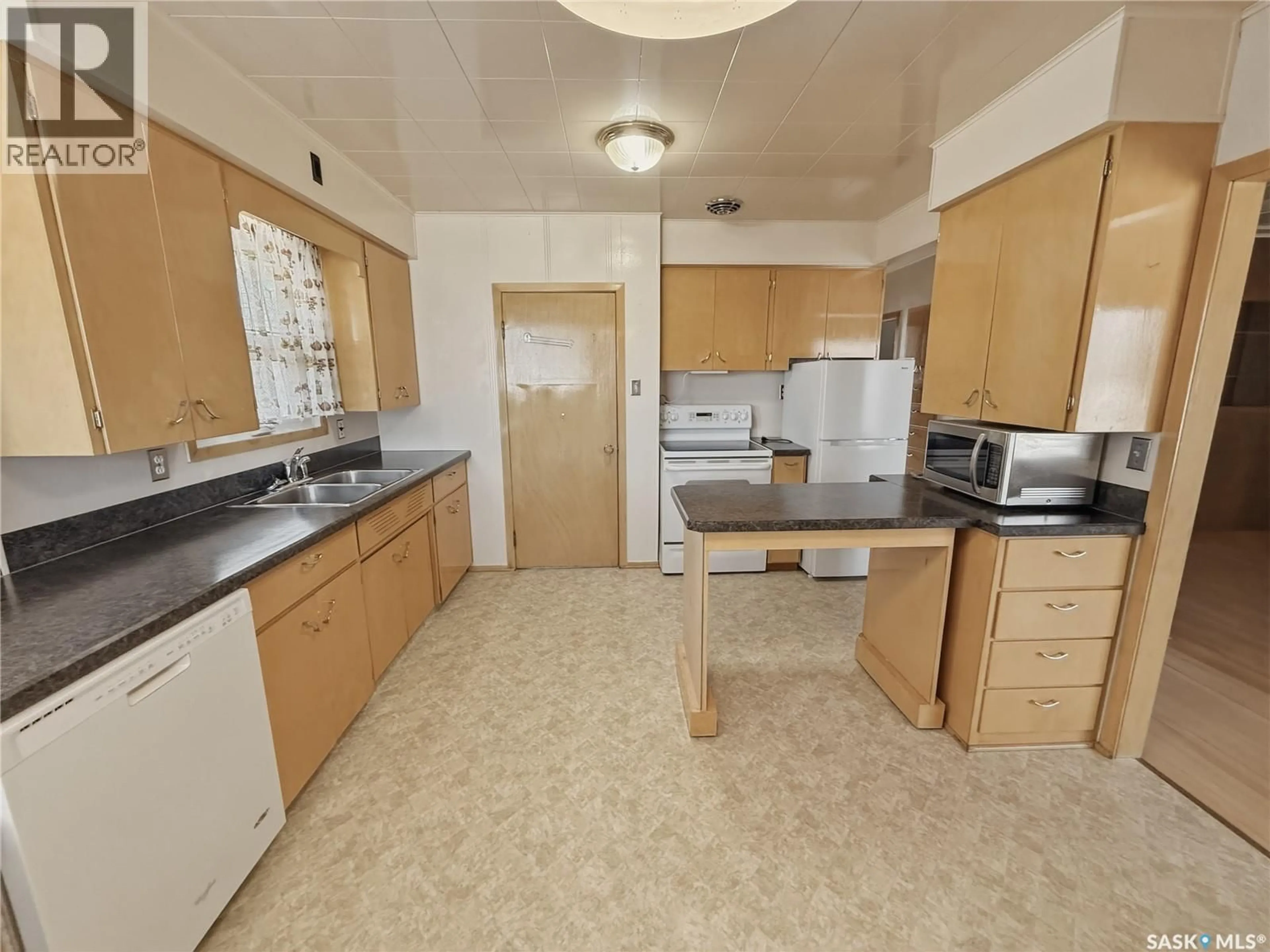 Standard kitchen, unknown for 316 DENNIS STREET, Herbert Saskatchewan S0H2A0