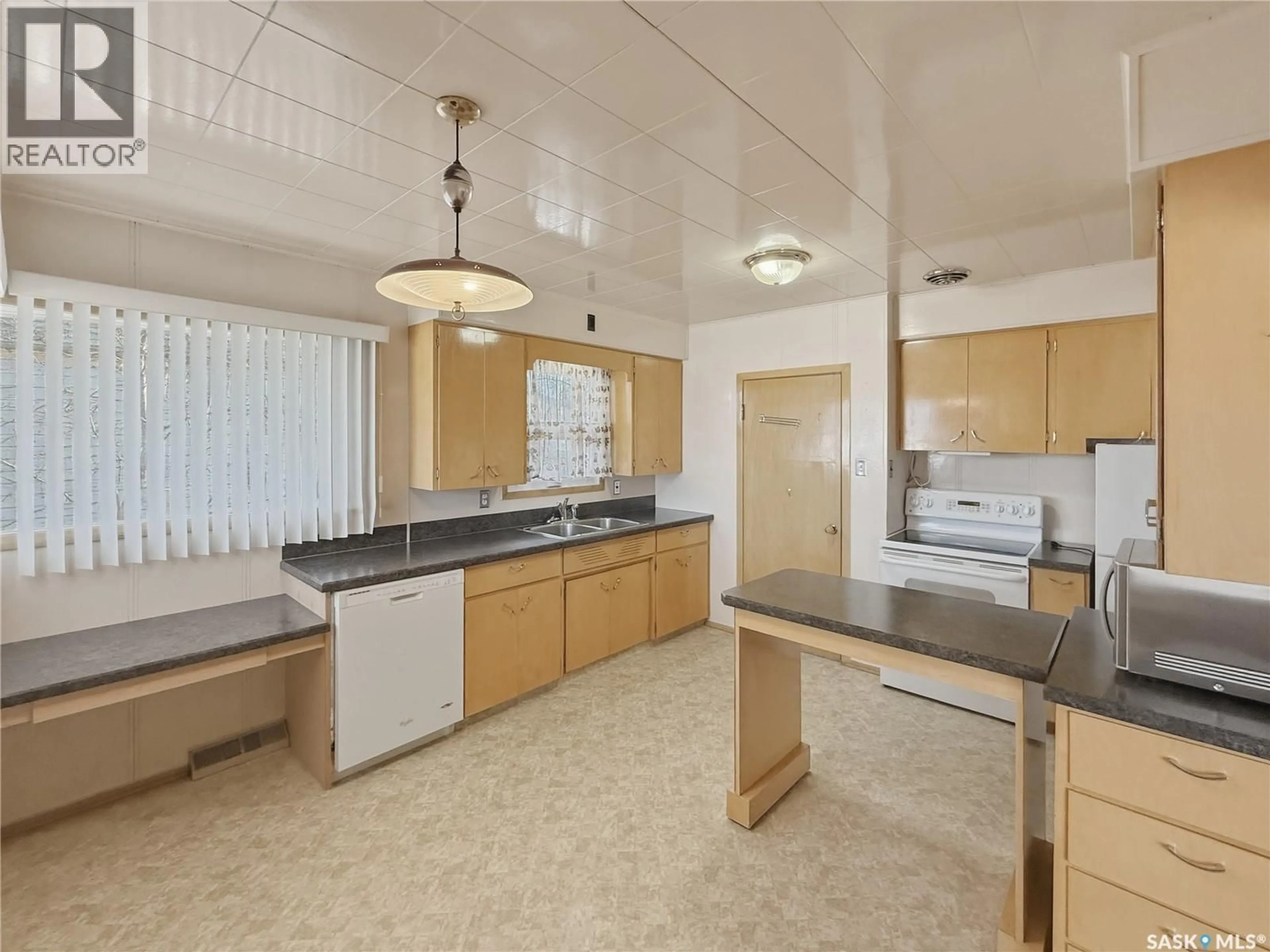 Standard kitchen, ceramic/tile floor for 316 DENNIS STREET, Herbert Saskatchewan S0H2A0