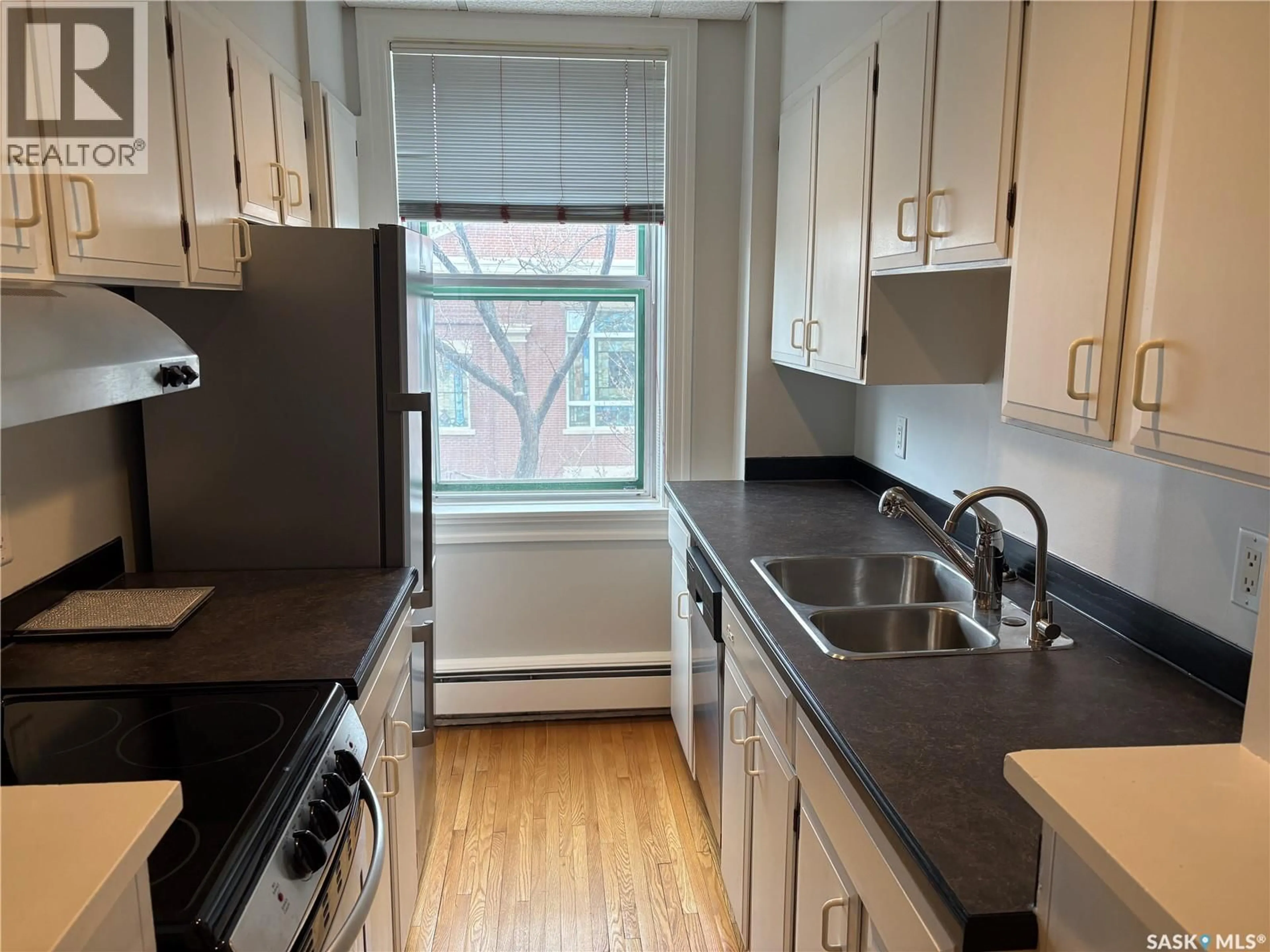 Standard kitchen, wood/laminate floor for 303 - 2305 VICTORIA AVENUE, Regina Saskatchewan S4P0S7