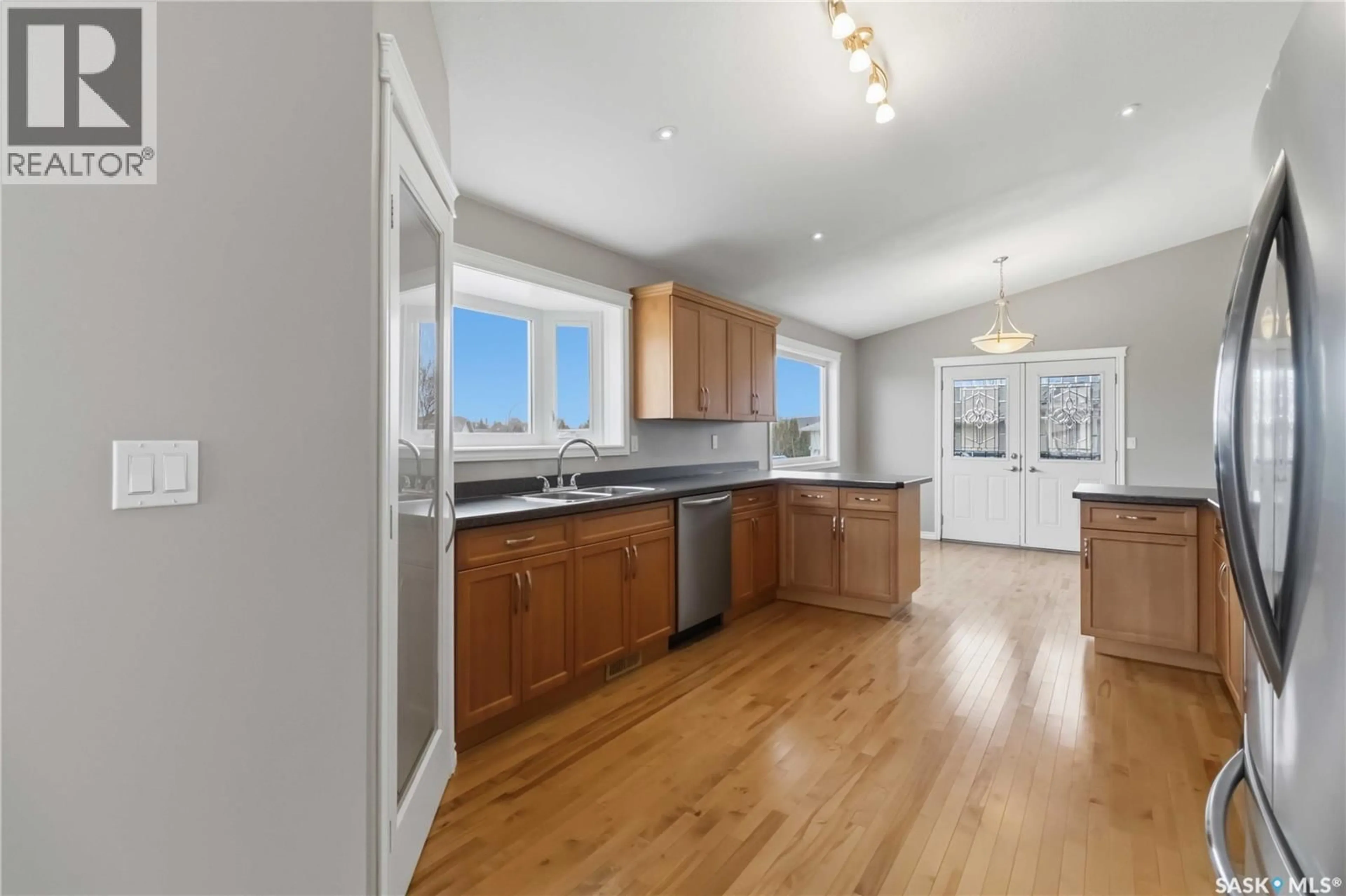 Open concept kitchen, wood/laminate floor for 203 KINLOCH CRESCENT, Saskatoon Saskatchewan S7M2W9