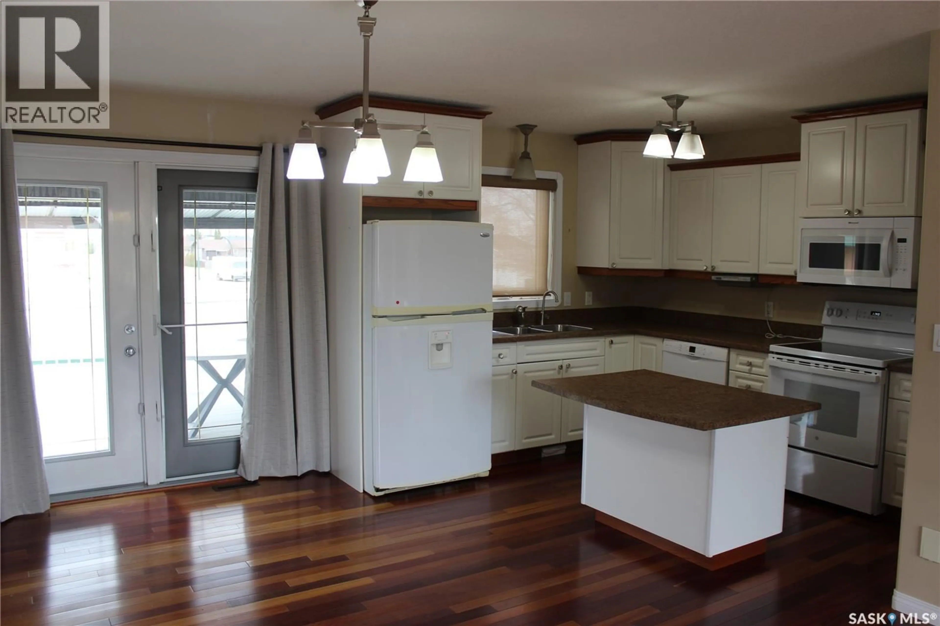 Standard kitchen, wood/laminate floor for 12 491 BANNATYNE AVENUE, Estevan Saskatchewan S4A2X3