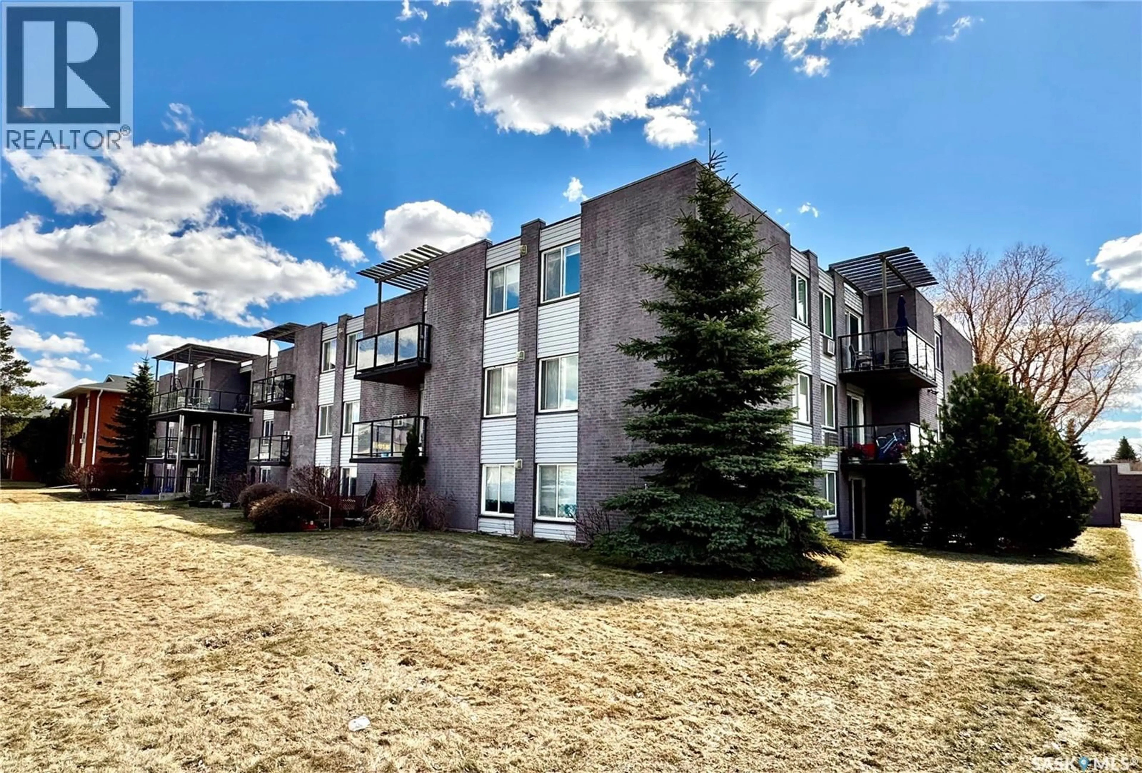 A pic from outside/outdoor area/front of a property/back of a property/a pic from drone, building for 14 2410 LOUISE STREET, Saskatoon Saskatchewan S7J3L8