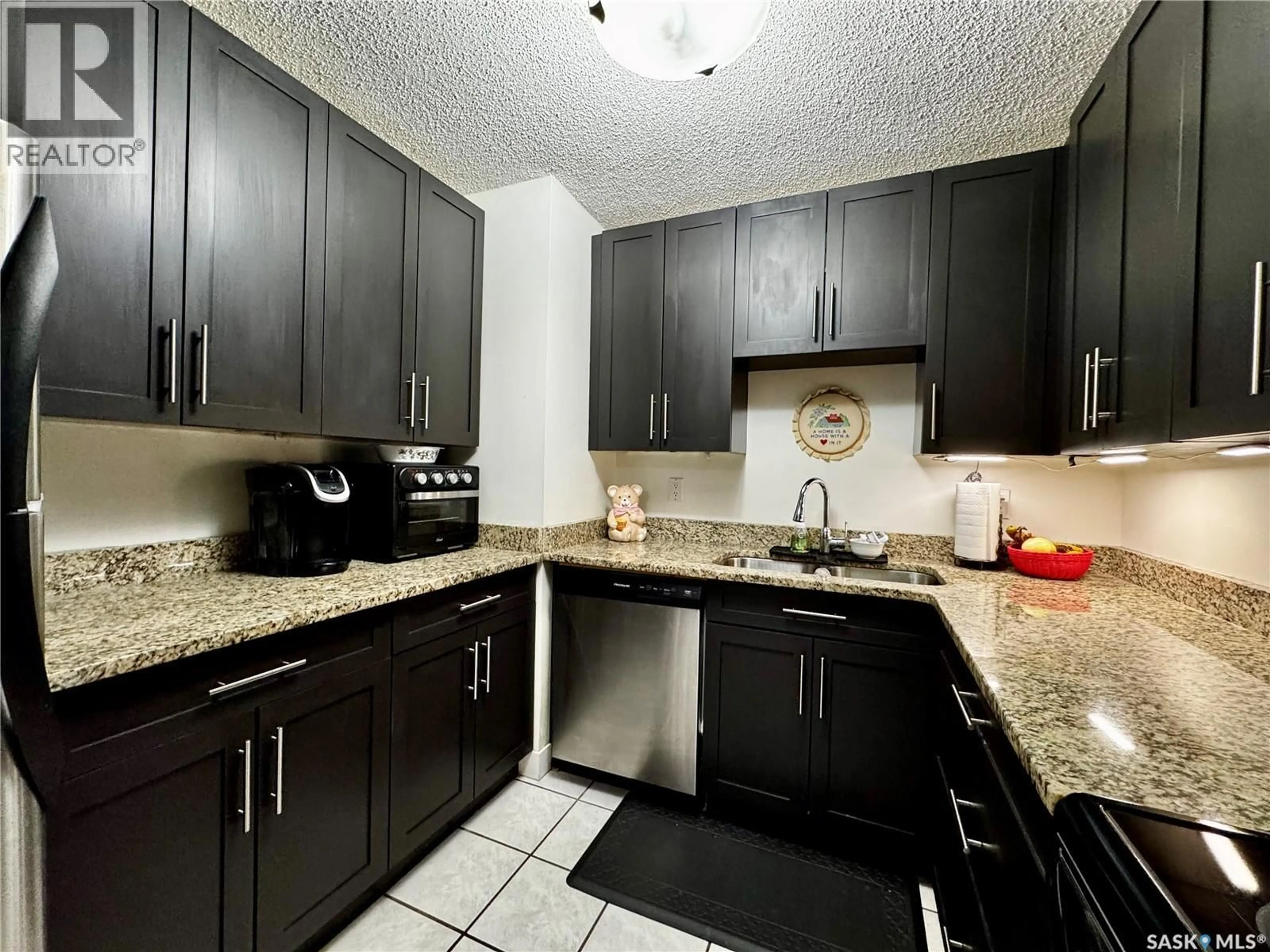 Standard kitchen, unknown for 14 2410 LOUISE STREET, Saskatoon Saskatchewan S7J3L8