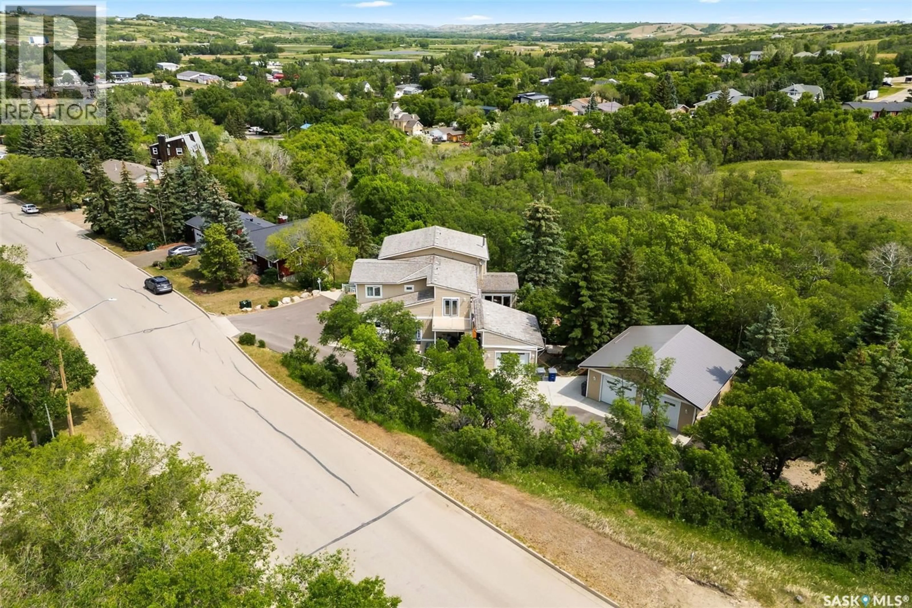 A pic from outside/outdoor area/front of a property/back of a property/a pic from drone, street for 475 JAMES STREET, Lumsden Saskatchewan S0G3C0