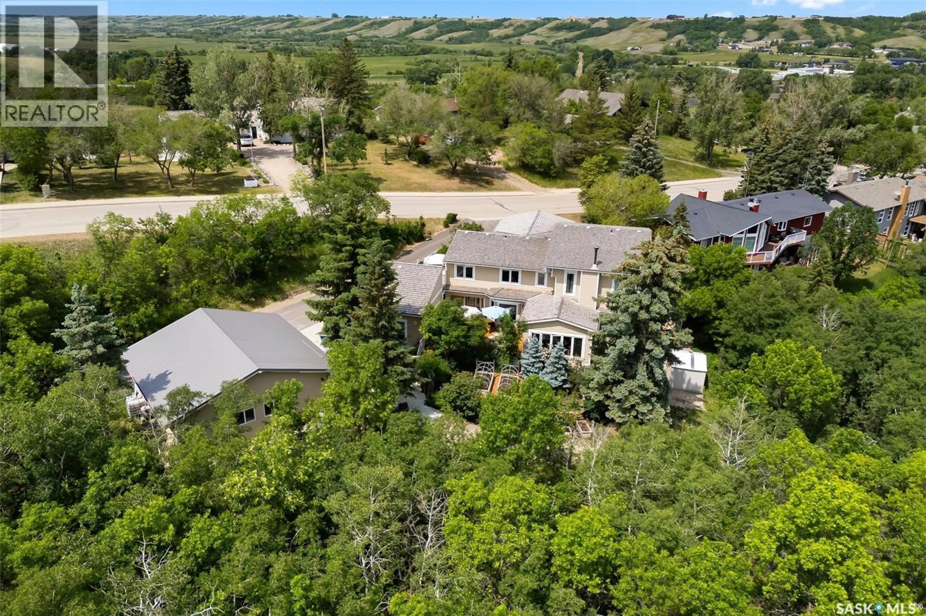 A pic from outside/outdoor area/front of a property/back of a property/a pic from drone, unknown for 475 JAMES STREET, Lumsden Saskatchewan S0G3C0