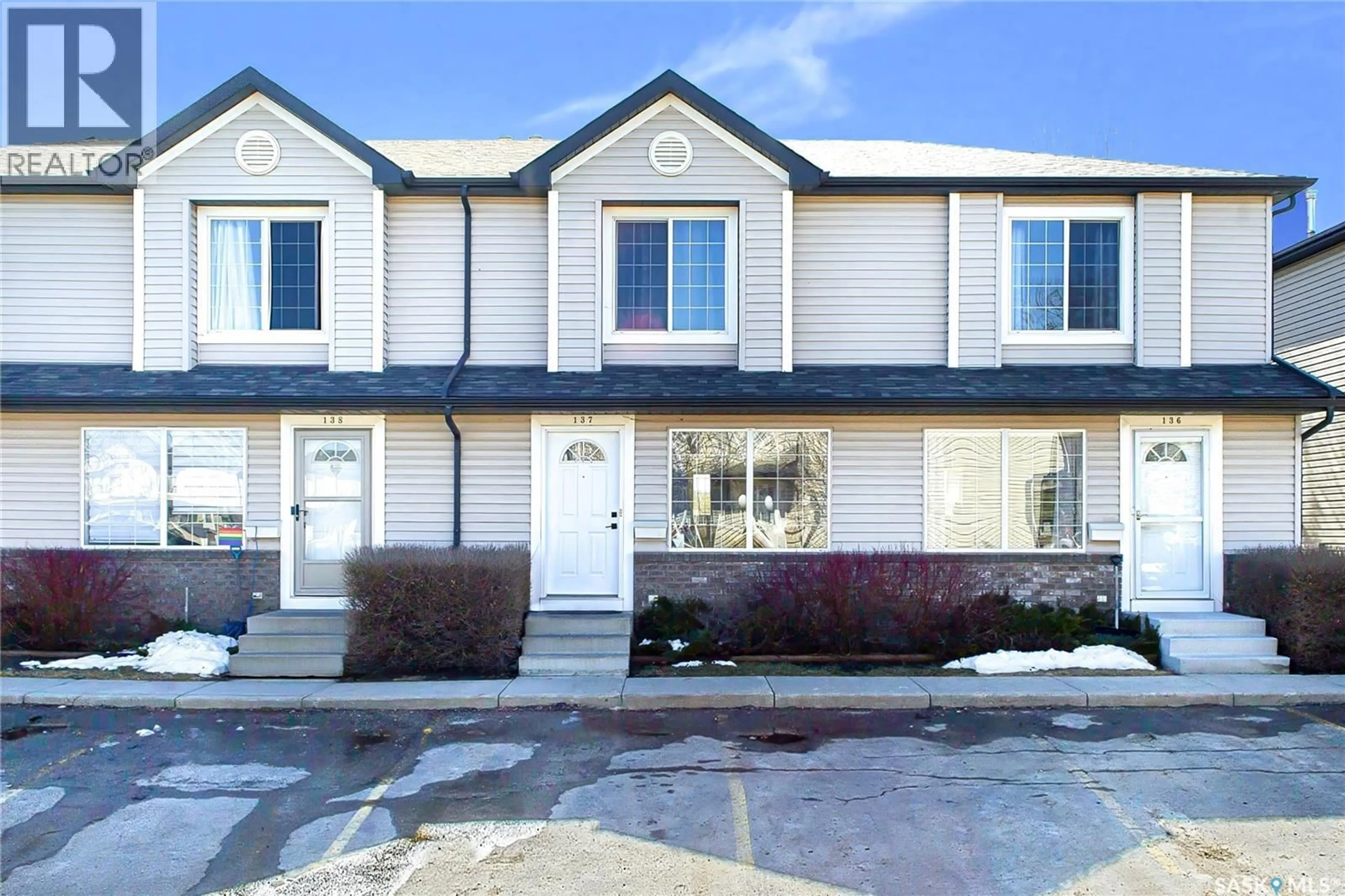 Home with vinyl exterior material, street for 670 - 137 KENDERDINE ROAD, Saskatoon Saskatchewan S7N4W3