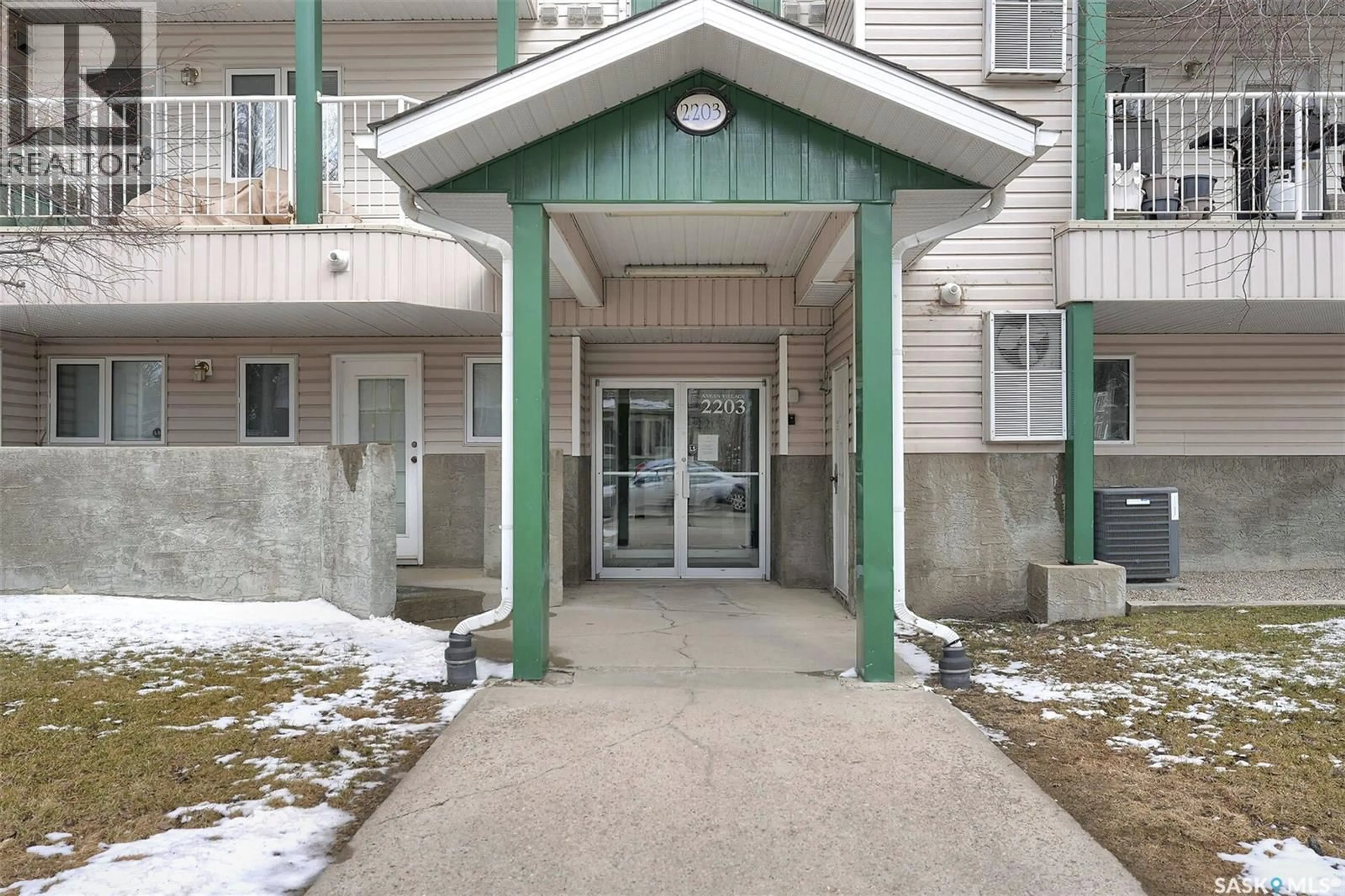 Indoor foyer for 208 - 2203 ANGUS STREET, Regina Saskatchewan S4T2A3