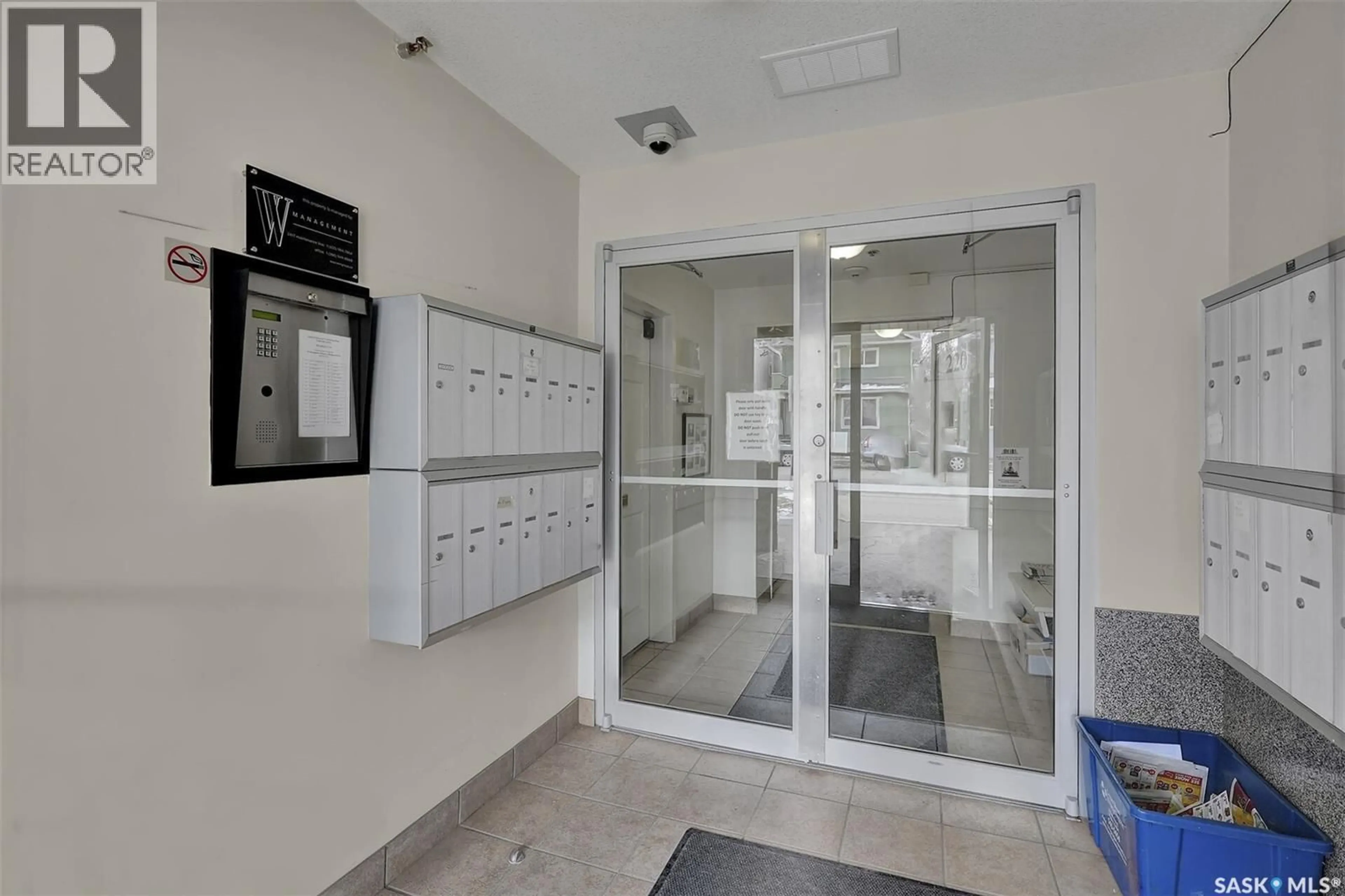 Indoor foyer for 208 - 2203 ANGUS STREET, Regina Saskatchewan S4T2A3