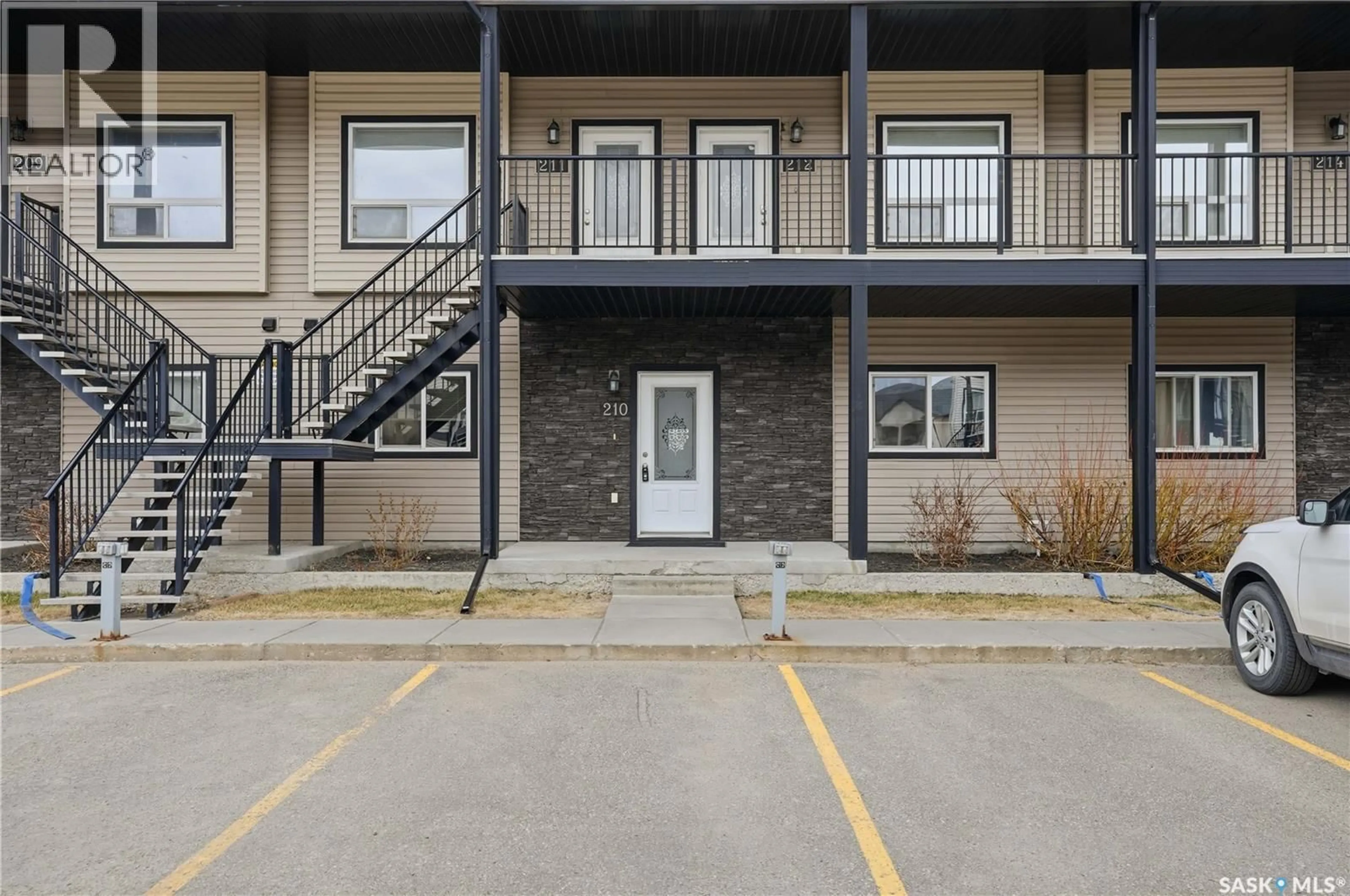 Patio, building for 210 - 3818 DEWDNEY AVENUE, Regina Saskatchewan S4Z0A6