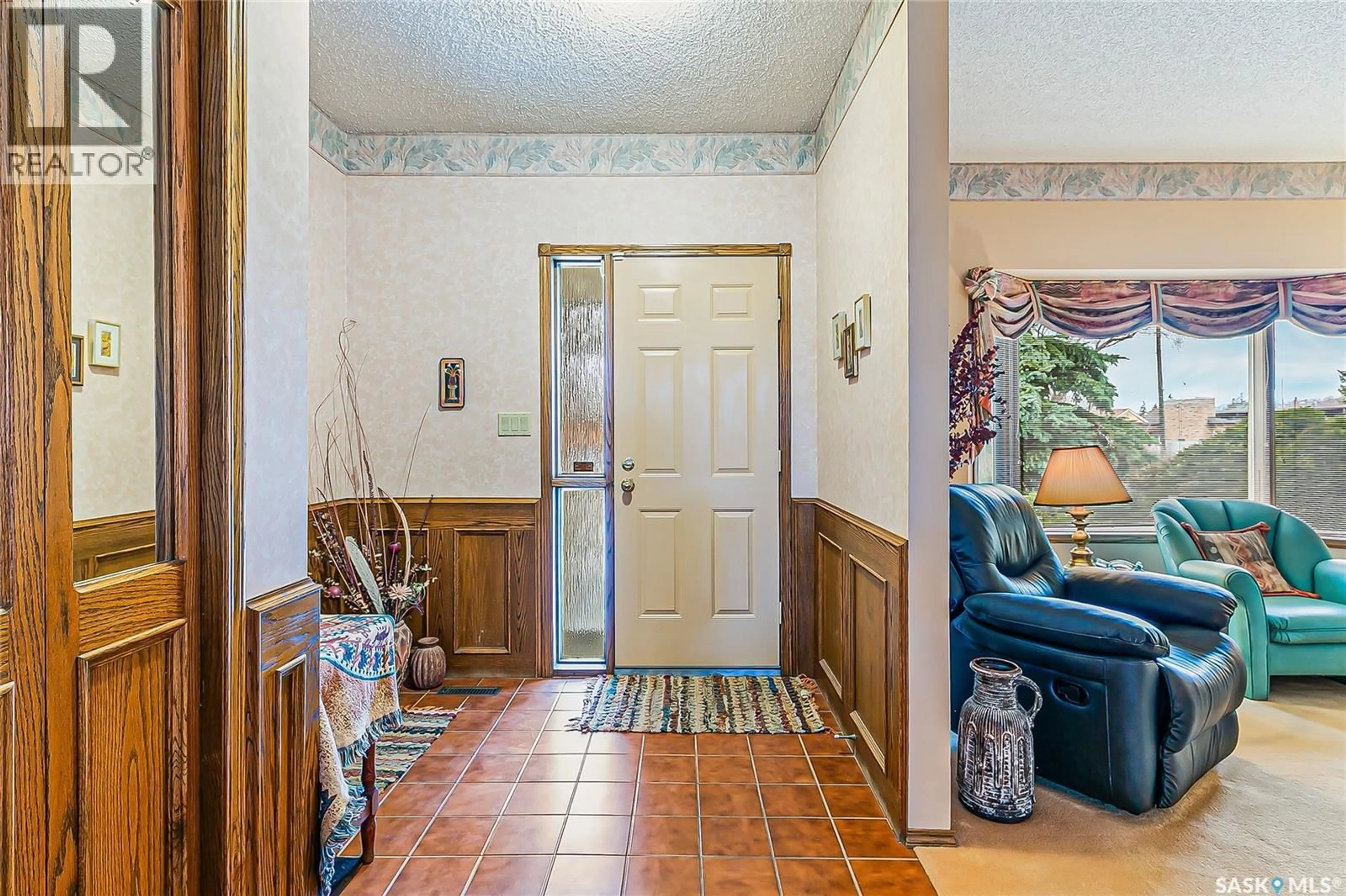 Indoor entryway for 3311 ROBINSON STREET, Regina Saskatchewan S4S1V9