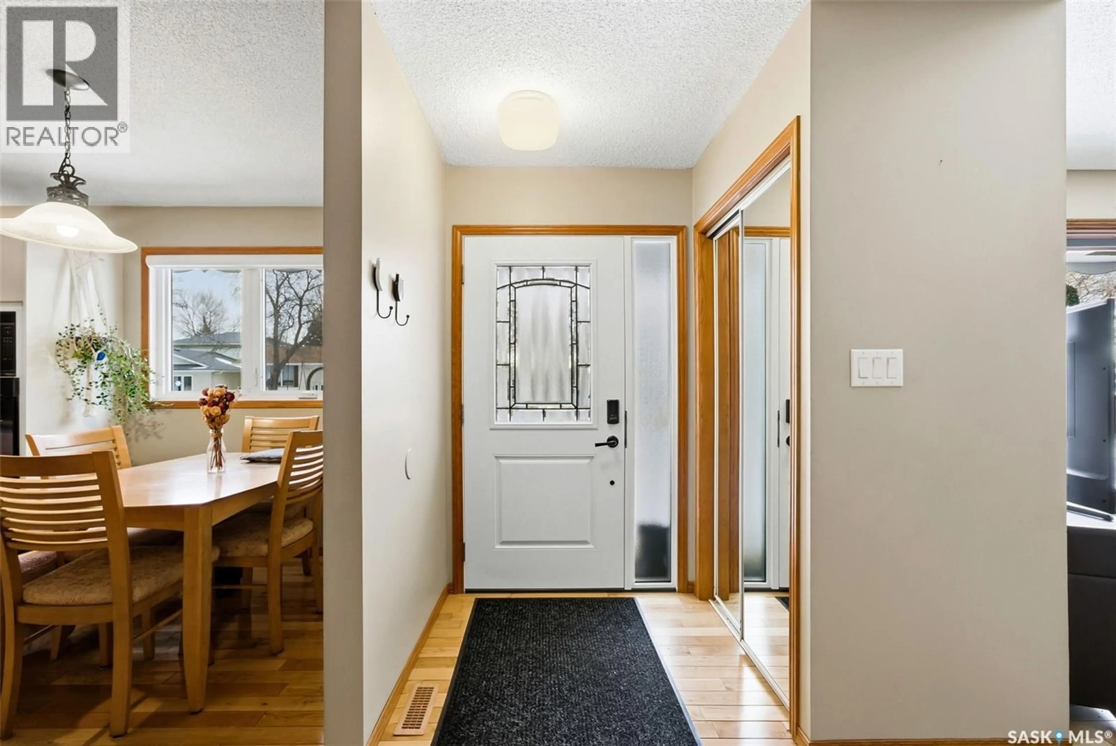 Indoor entryway for 10 HAYES CRESCENT, Regina Saskatchewan S4X1B2