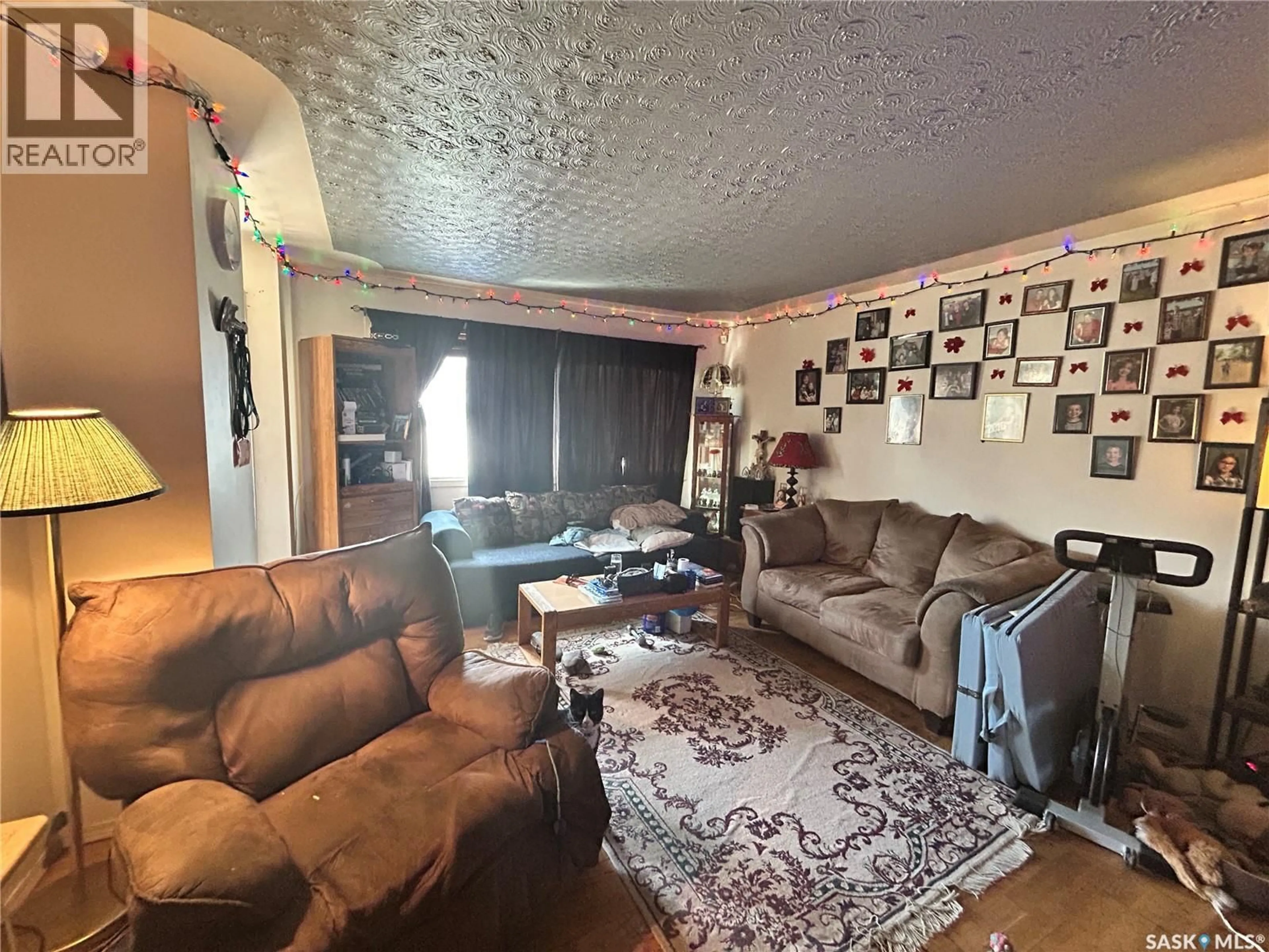 Living room with furniture, unknown for 514 W AVENUE S, Saskatoon Saskatchewan S7M3G8