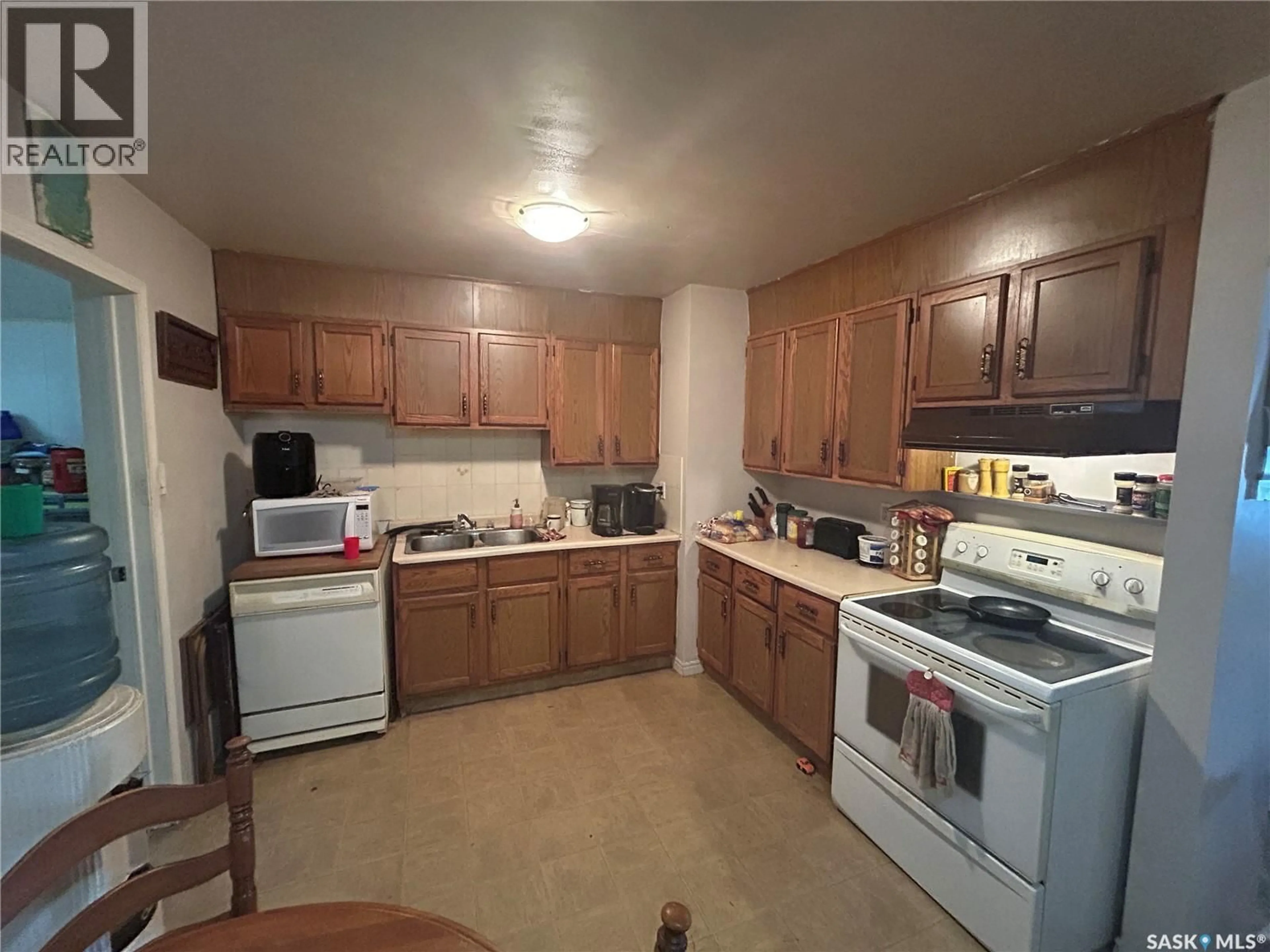 Standard kitchen, unknown for 514 W AVENUE S, Saskatoon Saskatchewan S7M3G8