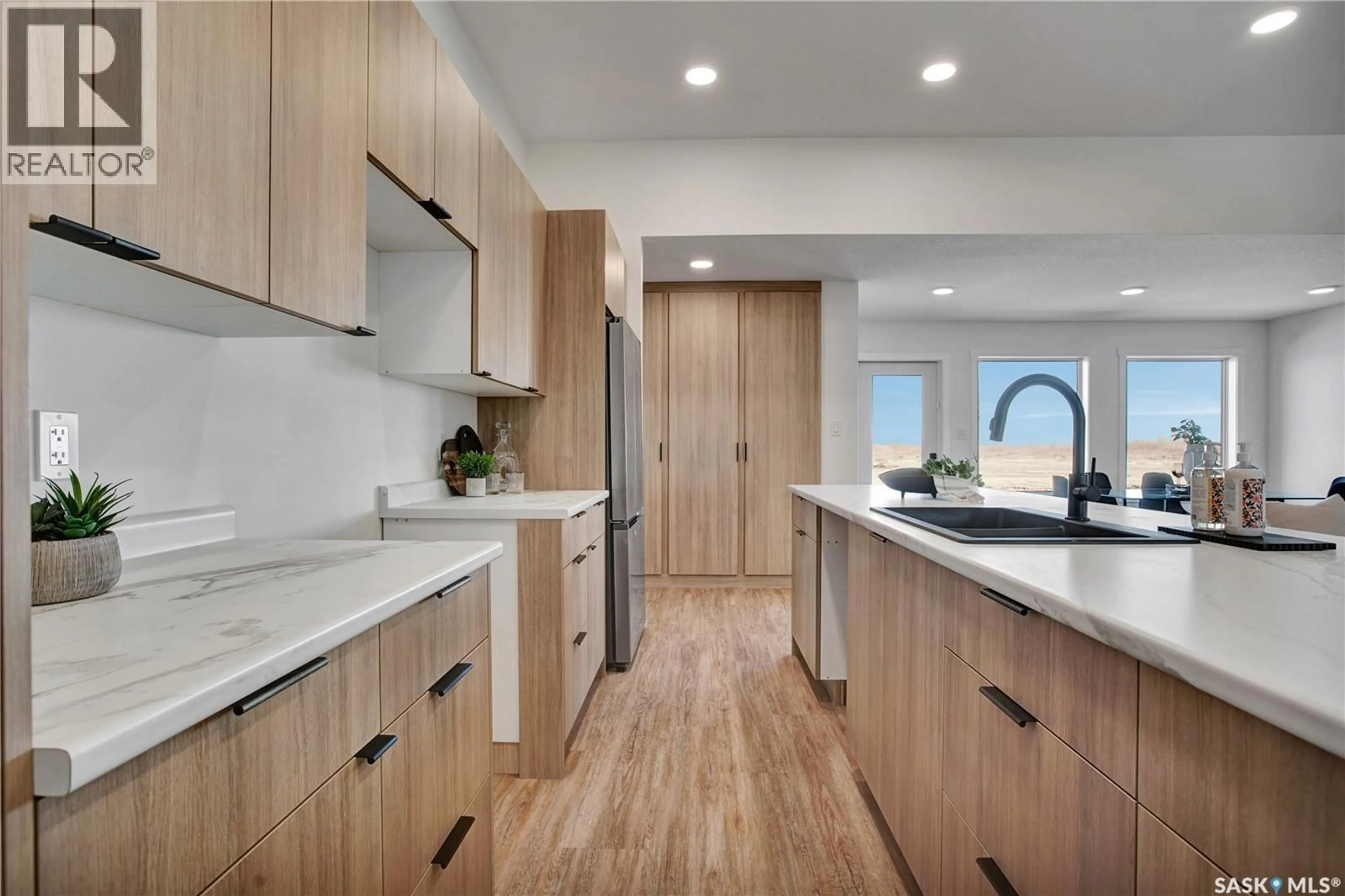 Contemporary kitchen, unknown for 105 EMMA CRESCENT, Martensville Saskatchewan S0K2T1