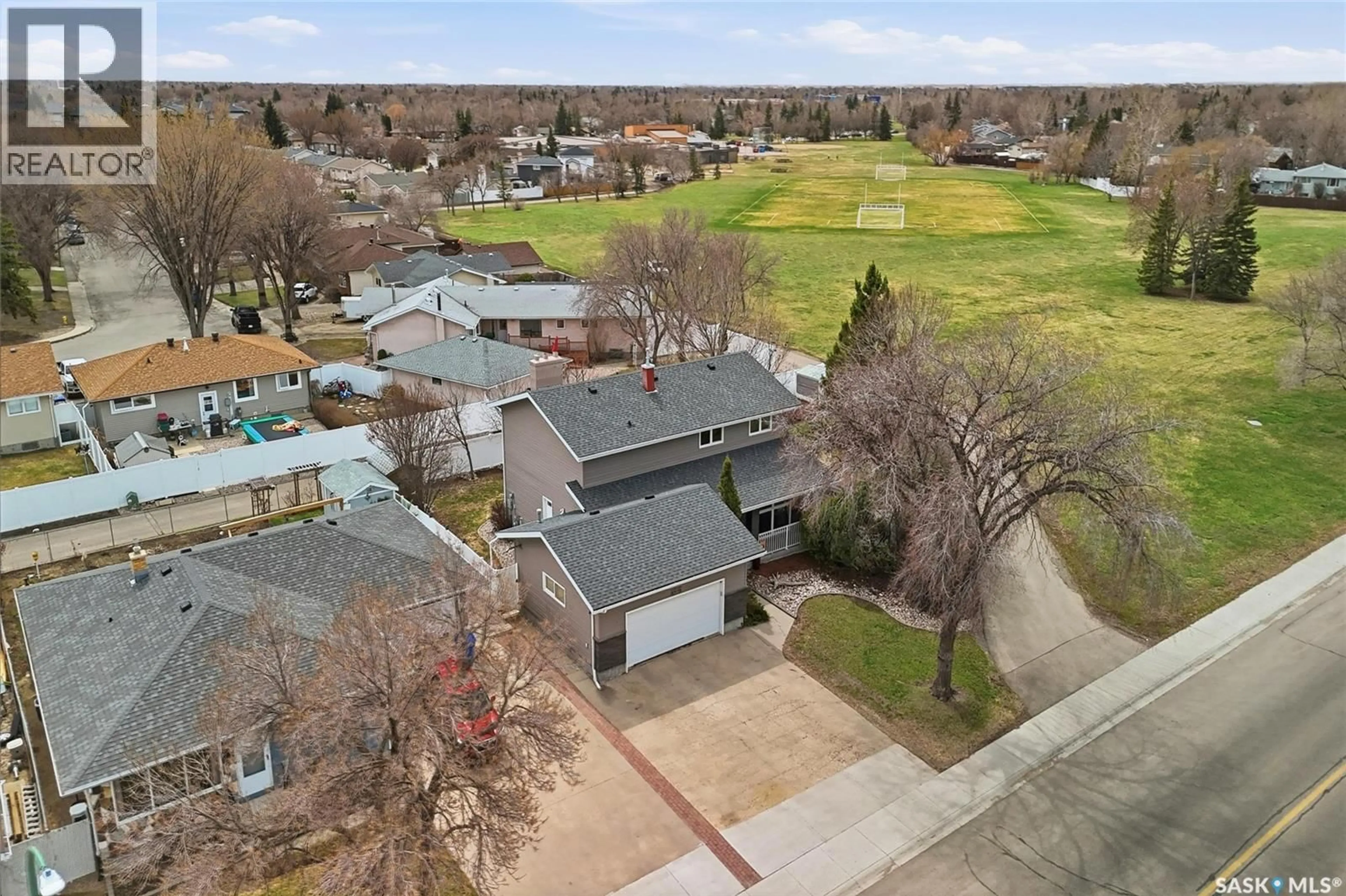A pic from outside/outdoor area/front of a property/back of a property/a pic from drone, street for 404 DALGLIESH DRIVE, Regina Saskatchewan S4R6J1