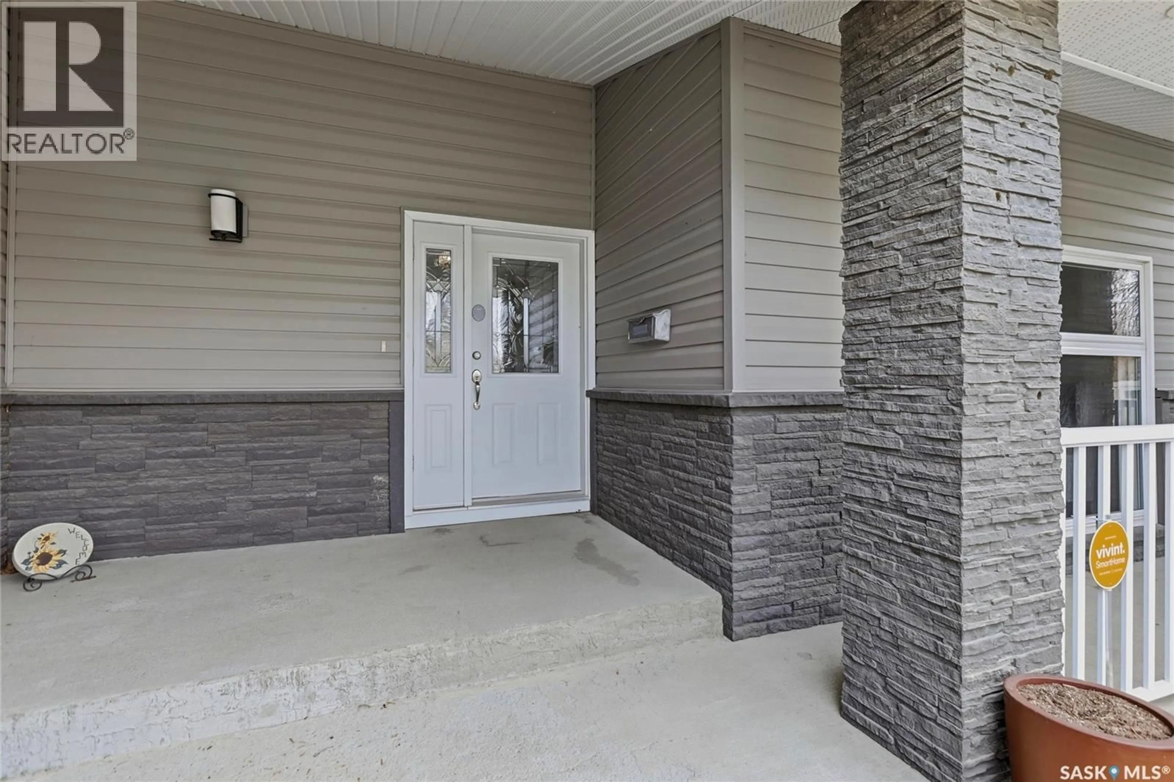 Indoor entryway for 404 DALGLIESH DRIVE, Regina Saskatchewan S4R6J1