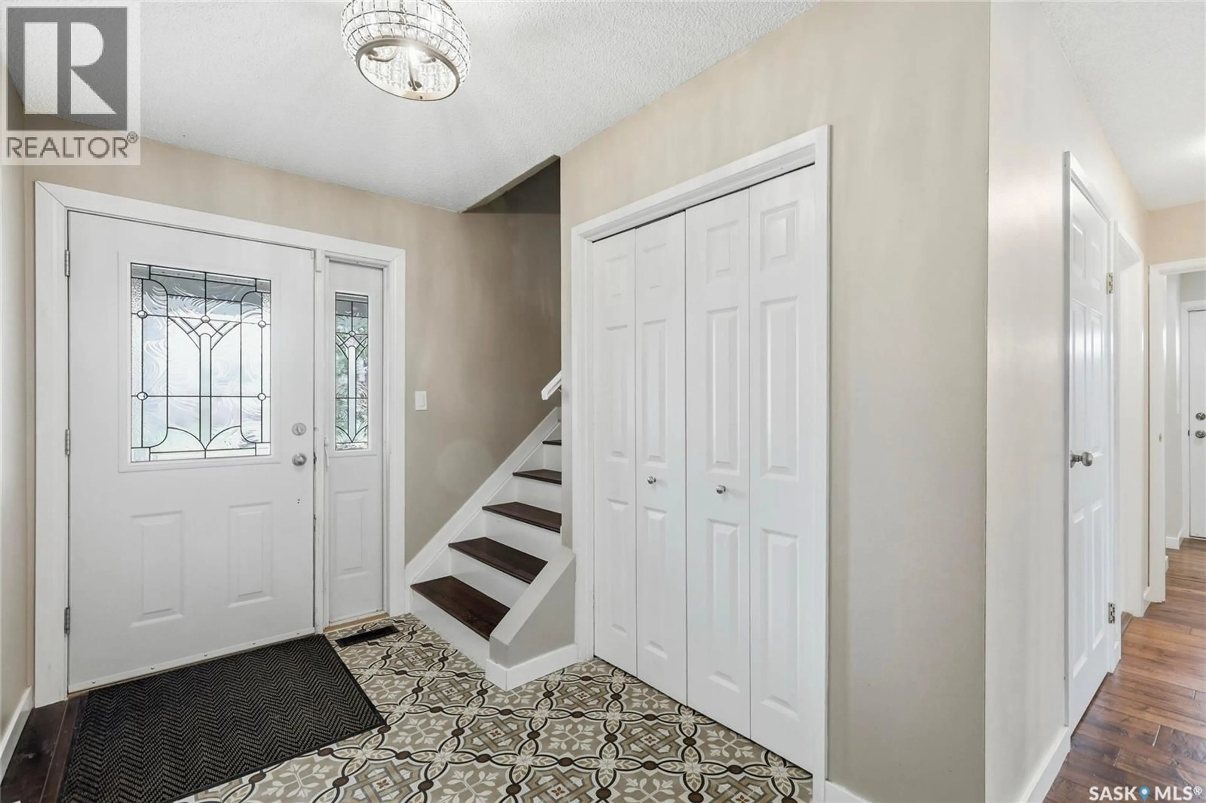 Indoor entryway for 404 DALGLIESH DRIVE, Regina Saskatchewan S4R6J1