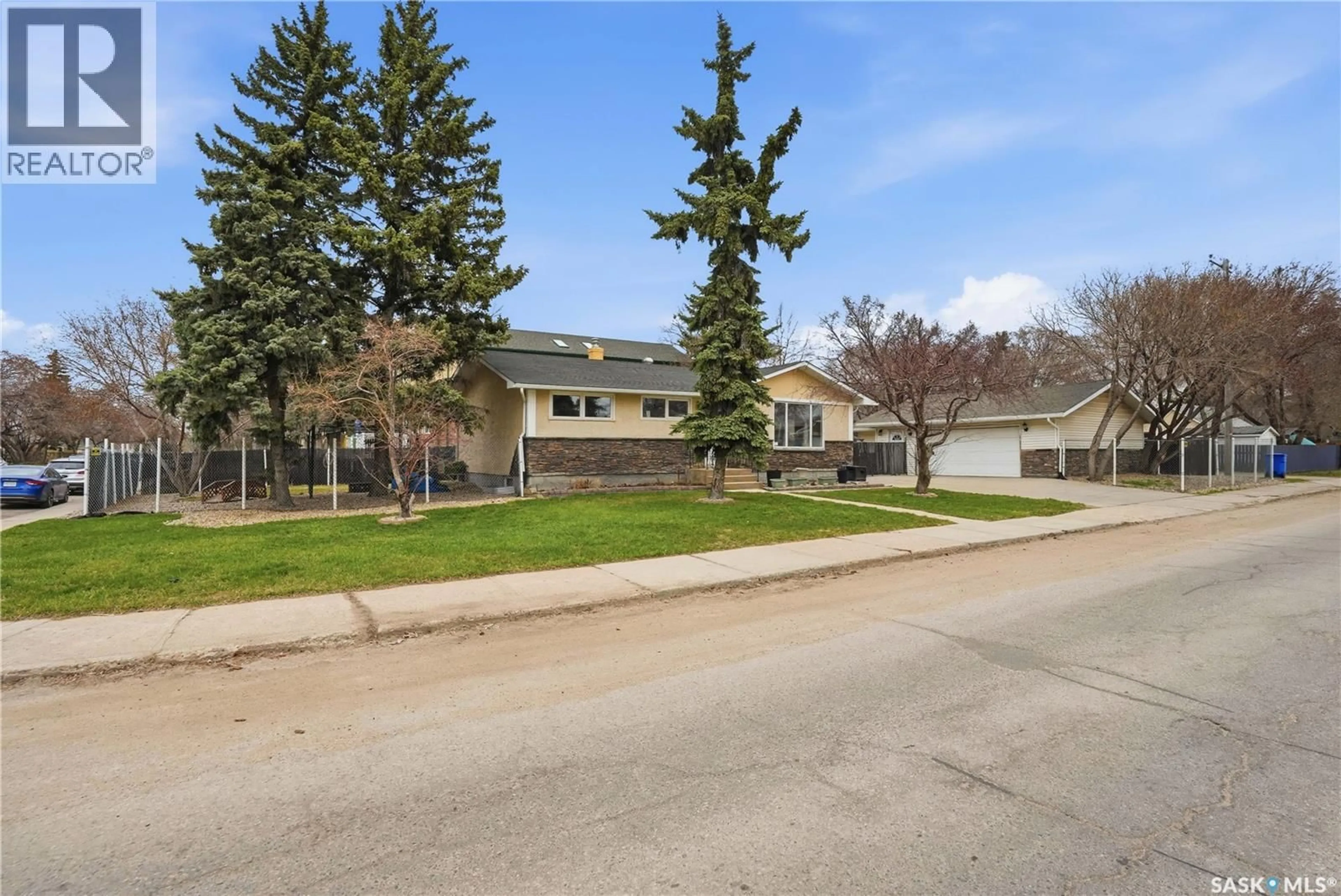 A pic from outside/outdoor area/front of a property/back of a property/a pic from drone, street for 1630 1ST AVENUE, Regina Saskatchewan S4R0Z6