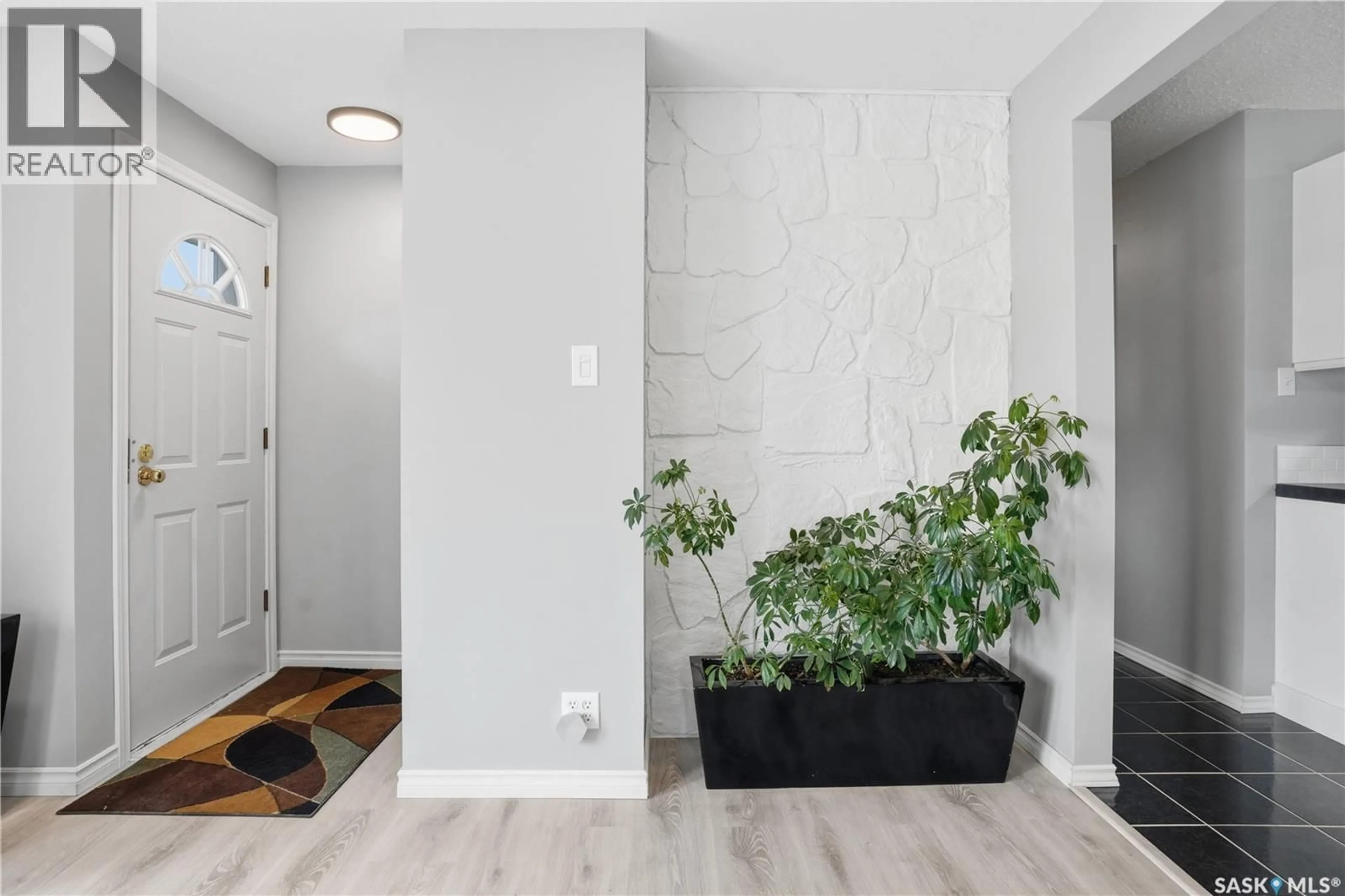 Indoor entryway for 1630 1ST AVENUE, Regina Saskatchewan S4R0Z6