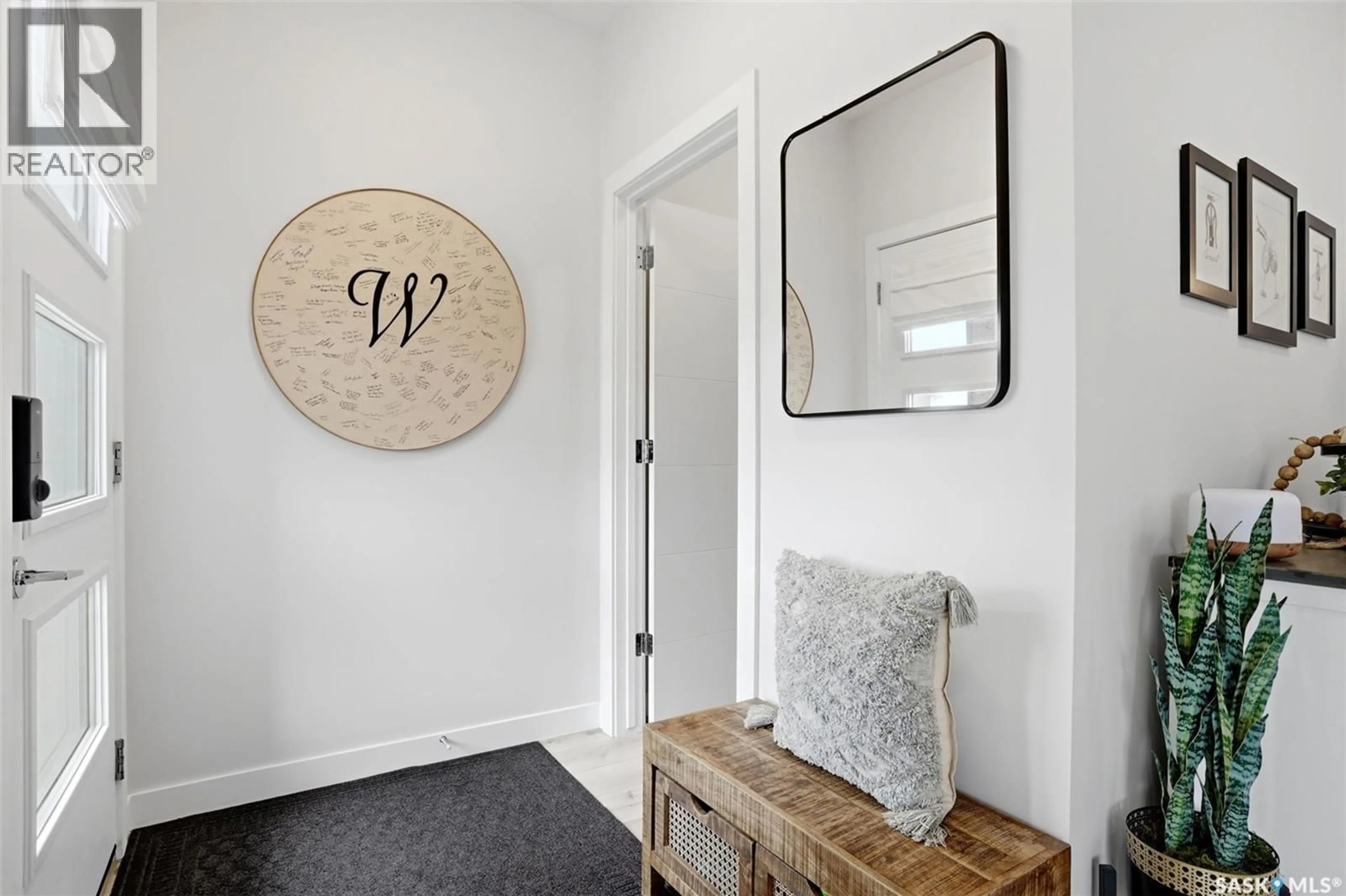 Indoor entryway for 3350 GREEN TURTLE ROAD, Regina Saskatchewan S4V3N6