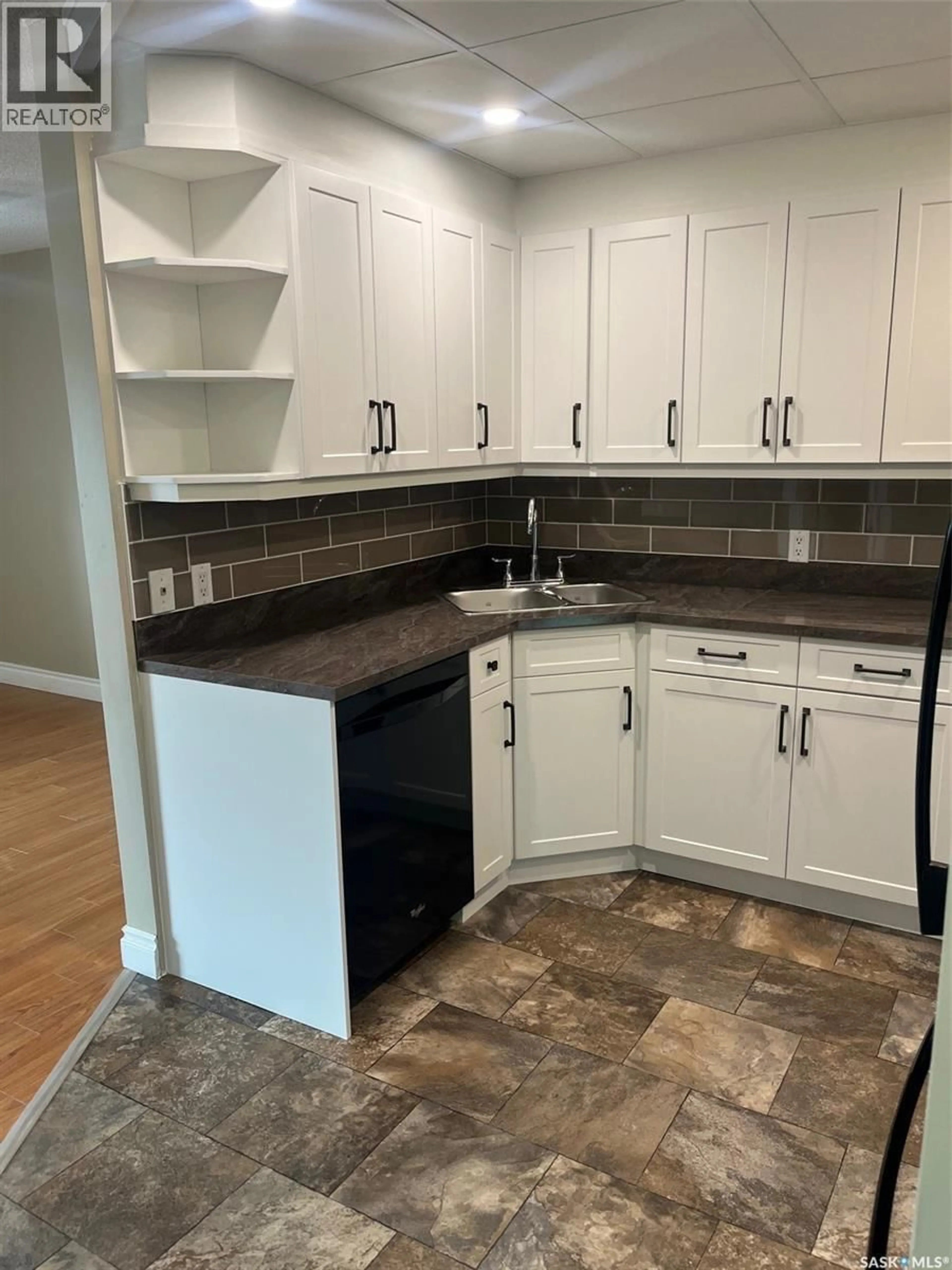 Open concept kitchen, ceramic/tile floor for 408 - 304 HERITAGE DRIVE, Estevan Saskatchewan S4A2P7