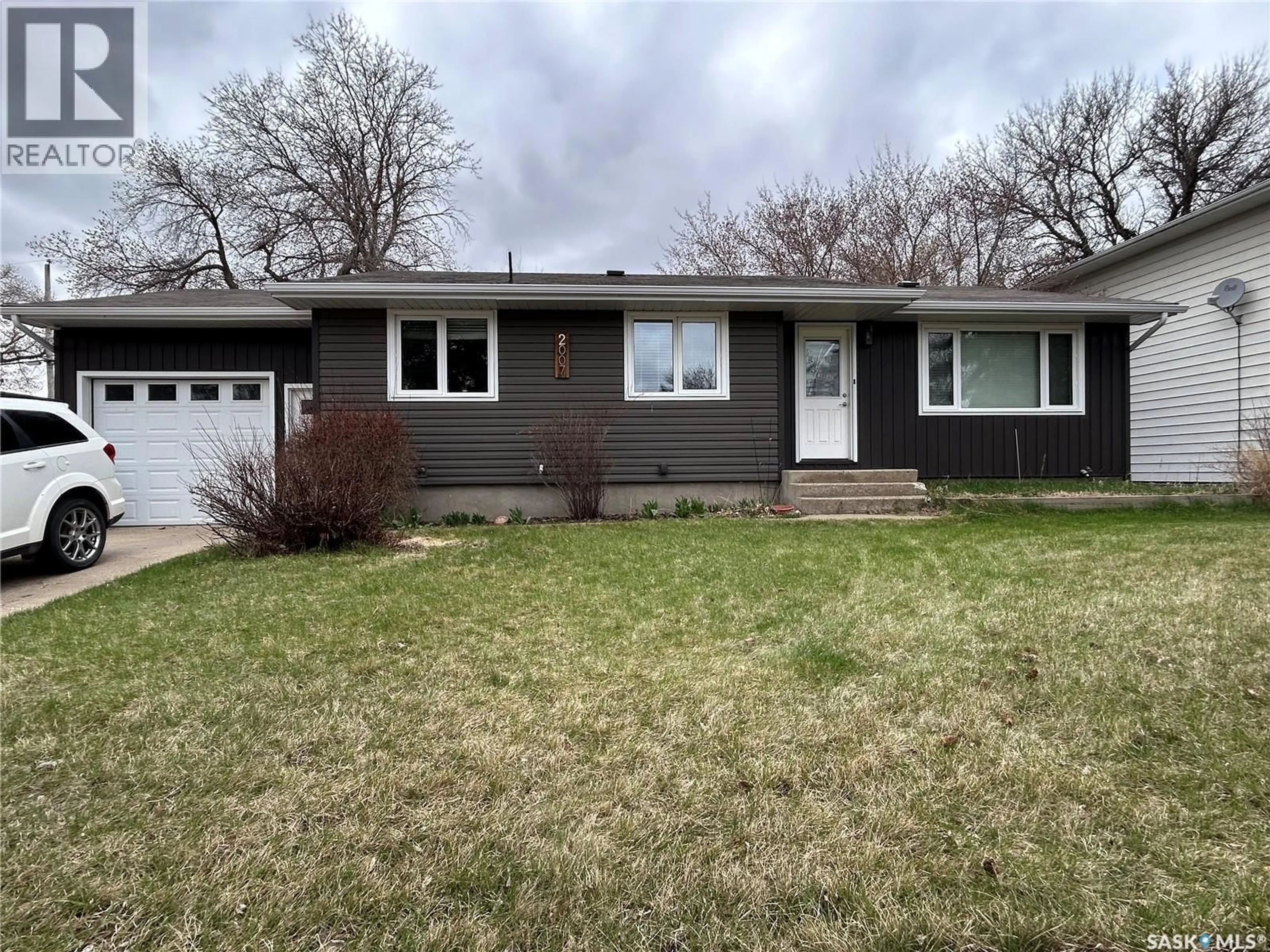 Home with vinyl exterior material, street for 2007 MAYFAIR BAY, Estevan Saskatchewan S4A1X7