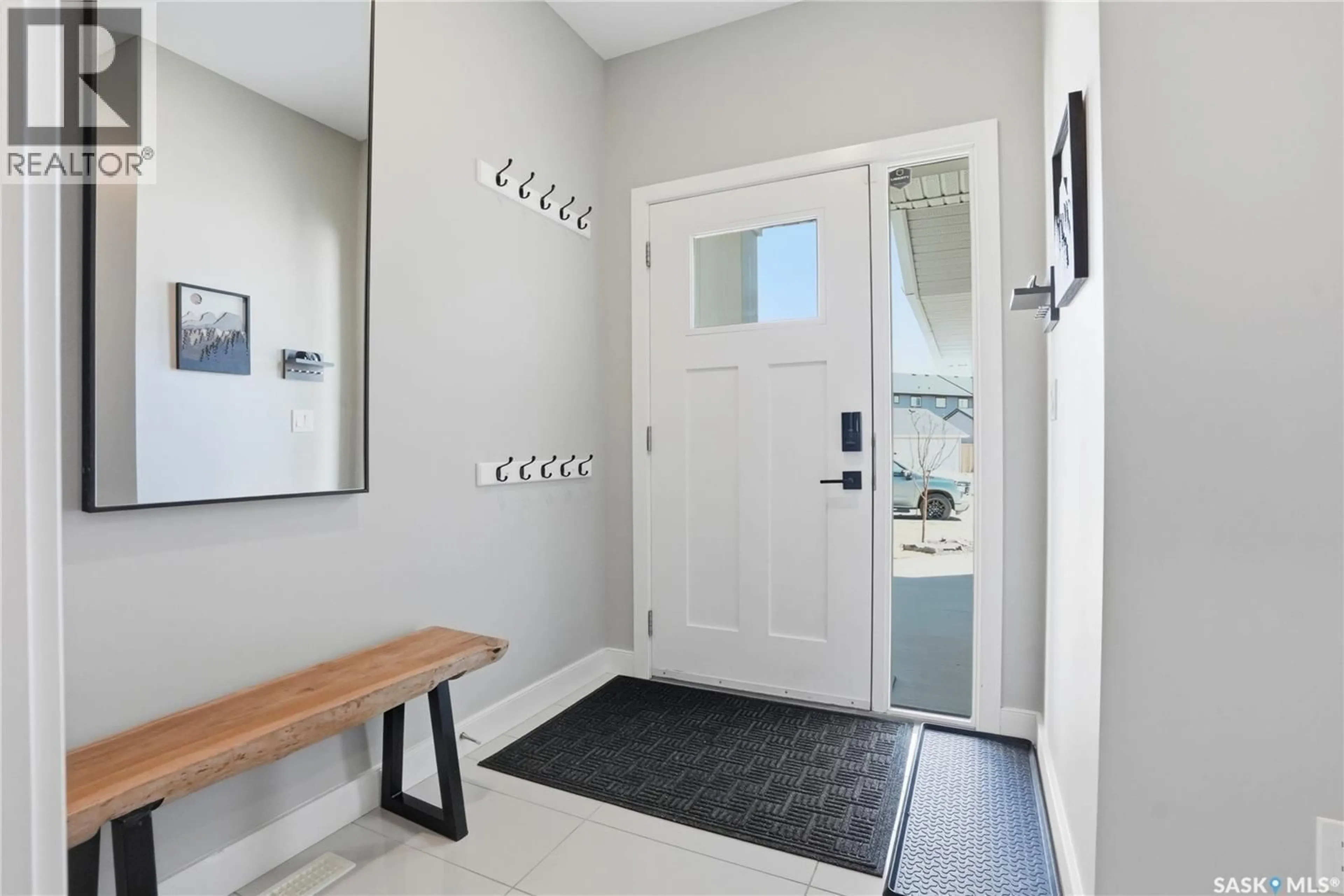 Indoor entryway for 331 UNDERHILL BEND, Saskatoon Saskatchewan S7V0M9