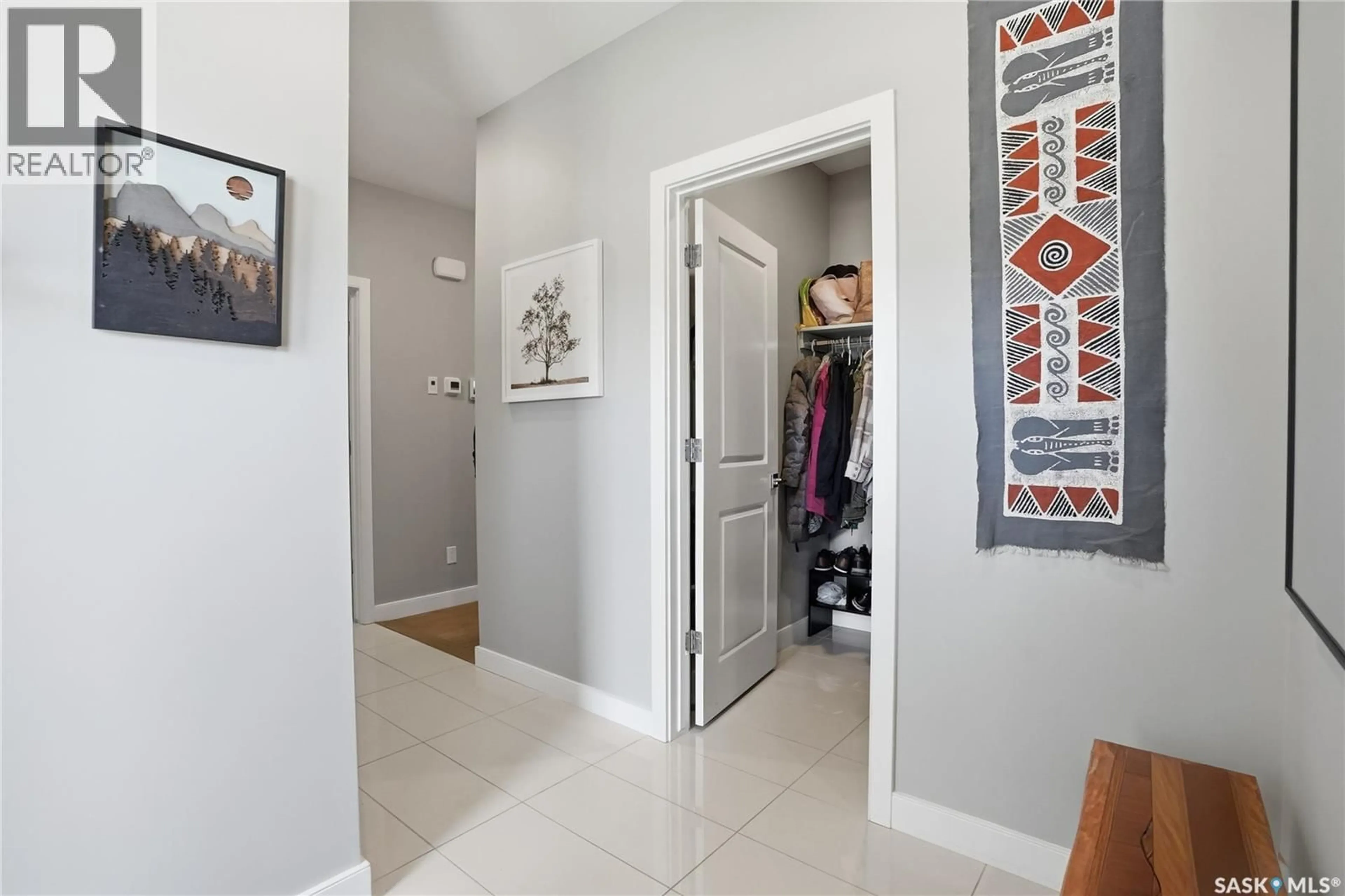 Indoor entryway for 331 UNDERHILL BEND, Saskatoon Saskatchewan S7V0M9