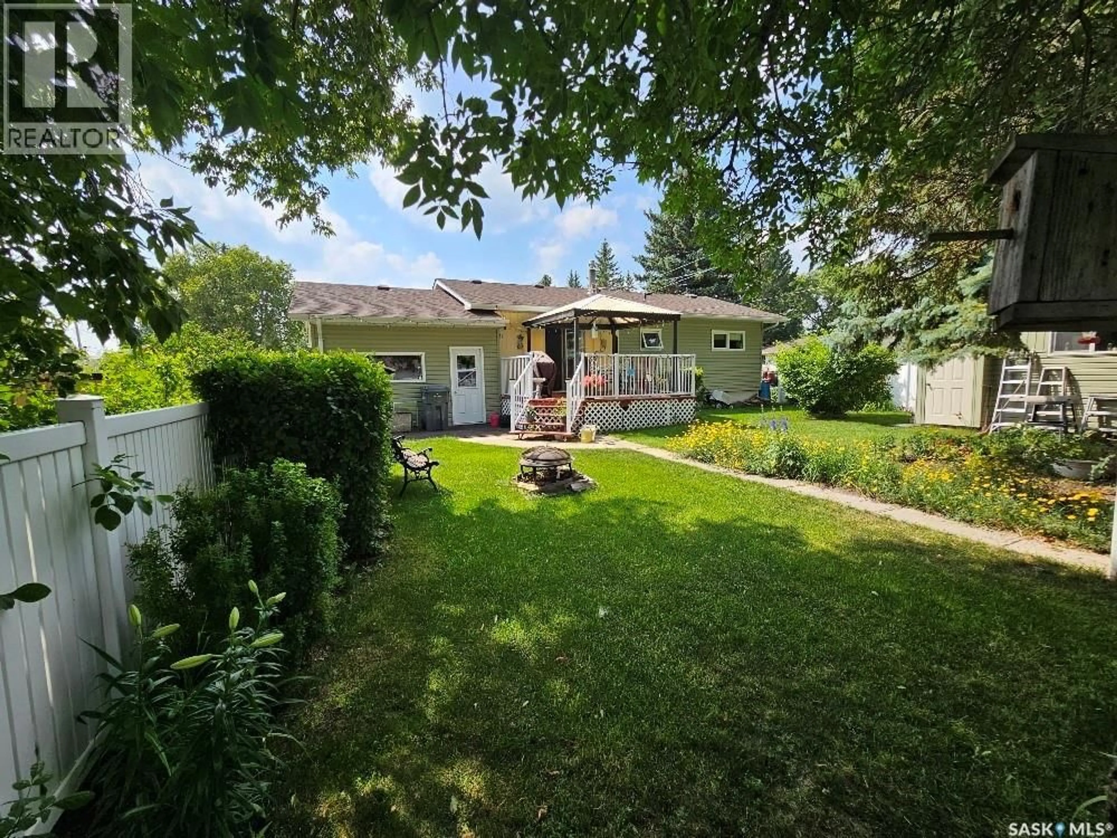 A pic from outside/outdoor area/front of a property/back of a property/a pic from drone, street for 617 HILL AVENUE, Wawota Saskatchewan S0G5A0