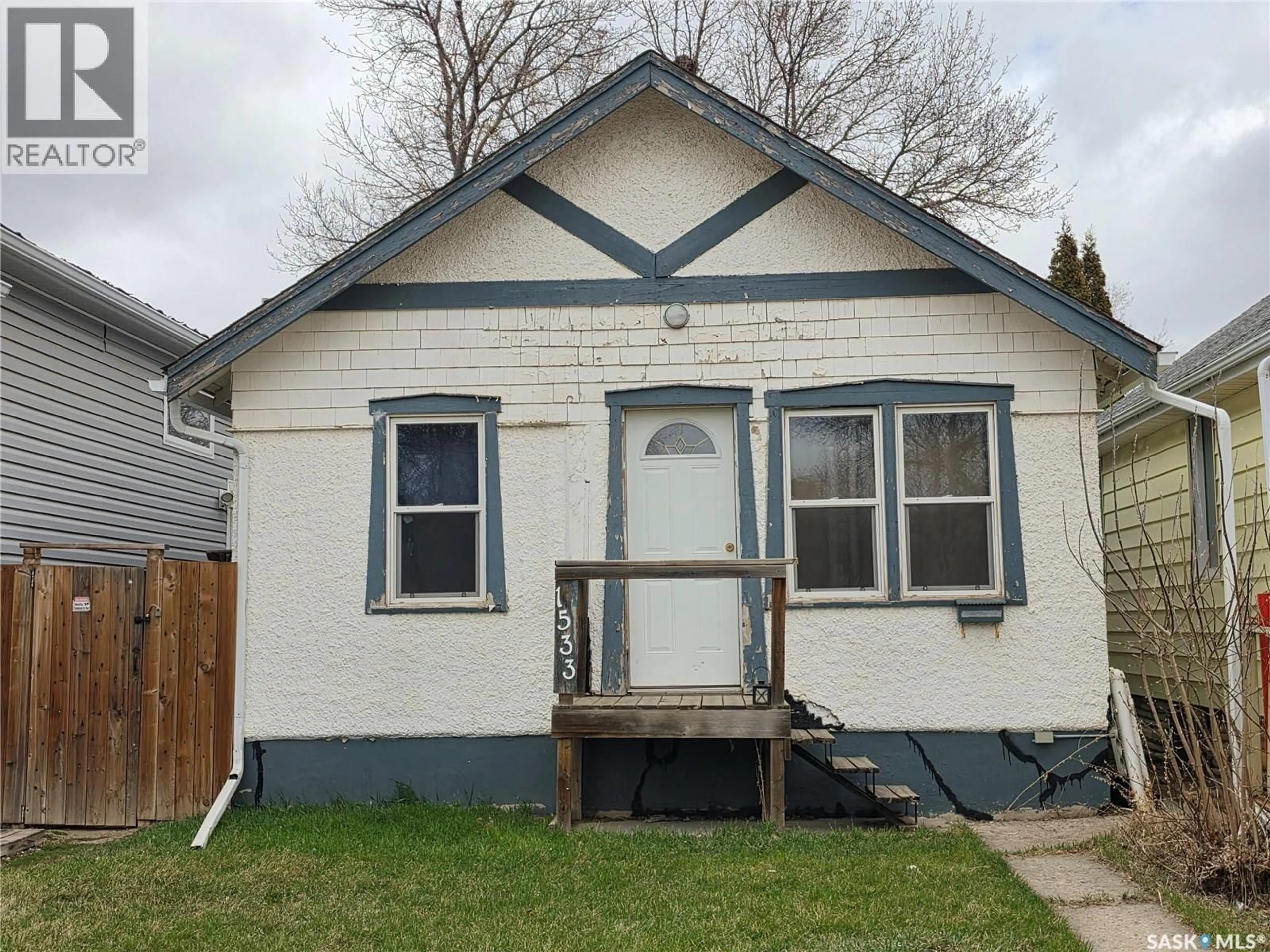 Home with vinyl exterior material, street for 1533 ELPHINSTONE STREET, Regina Saskatchewan S4T3M8