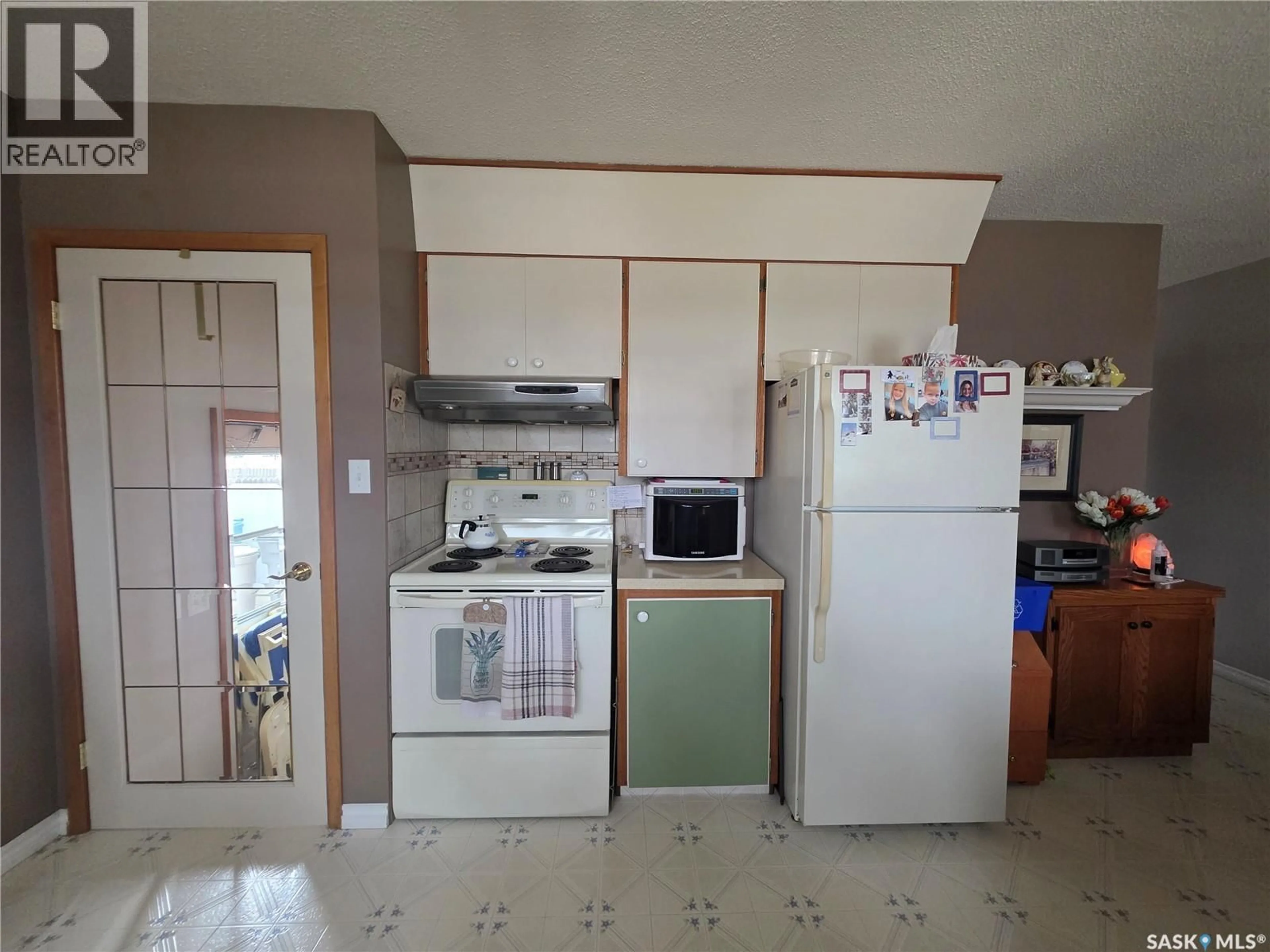 Standard kitchen, unknown for 1841 GIBBS ROAD, Estevan Saskatchewan S4A1Y1