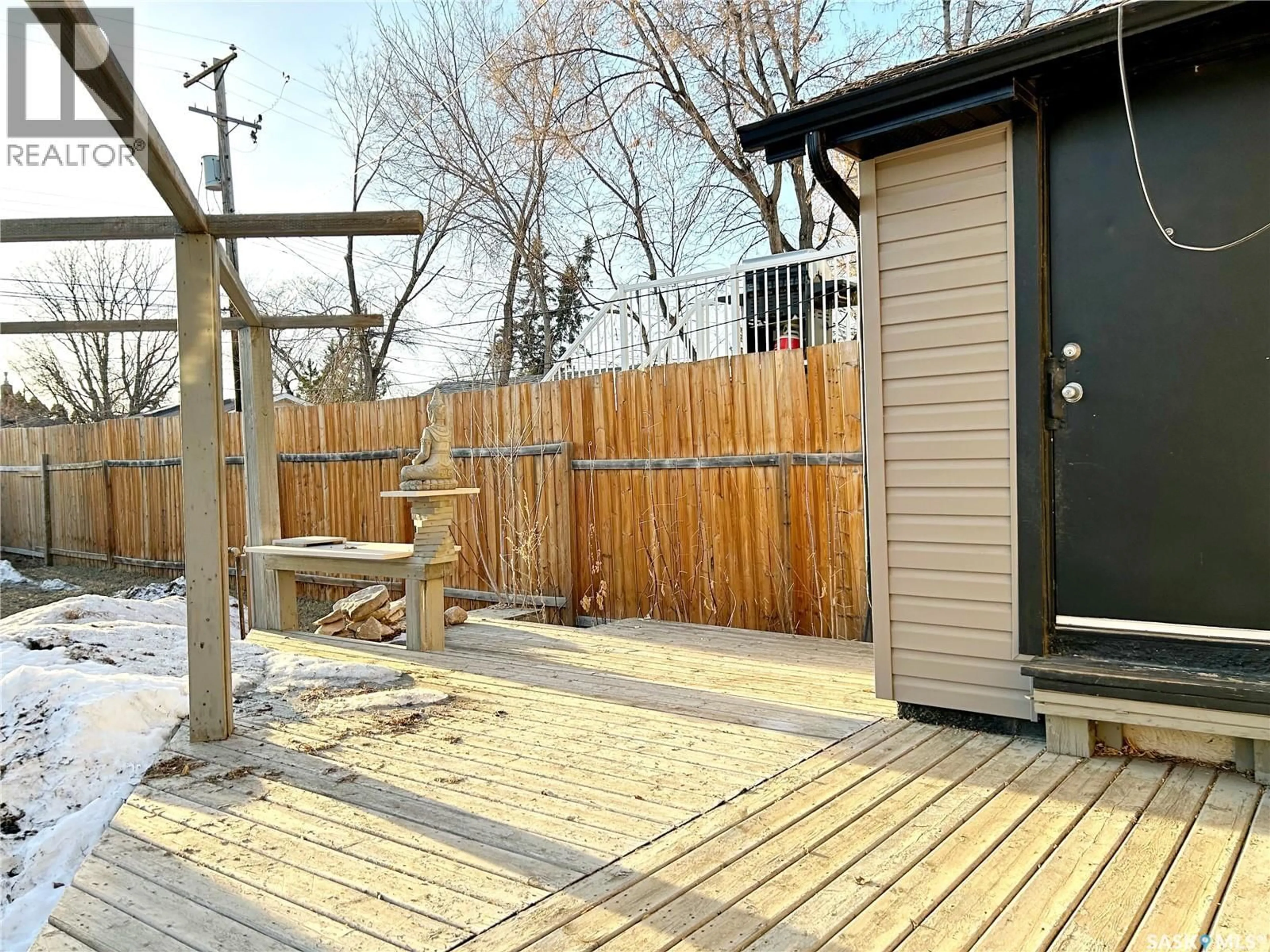 Patio, street for 515 J AVENUE, Saskatoon Saskatchewan S7M2A7