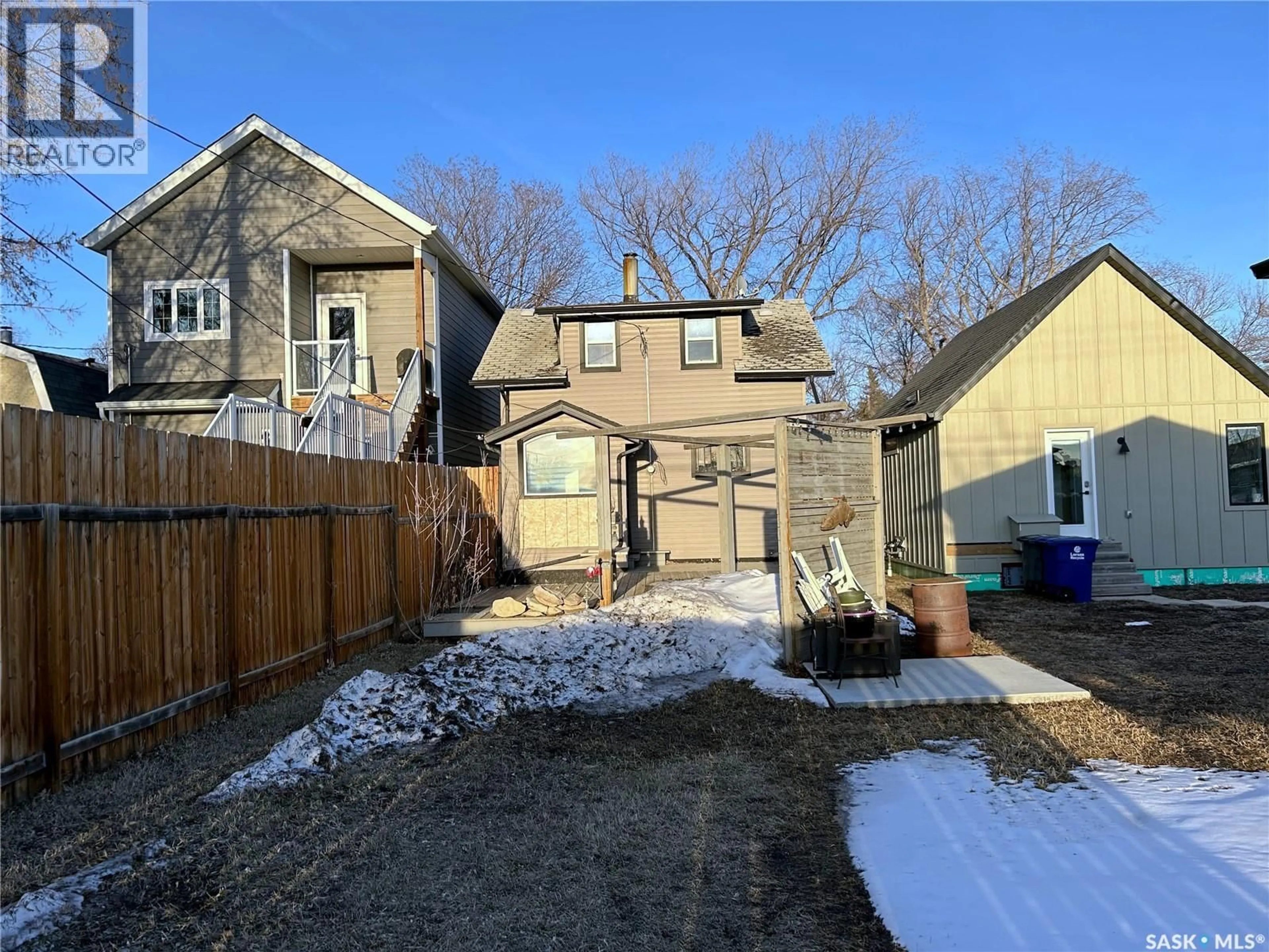 A pic from outside/outdoor area/front of a property/back of a property/a pic from drone, street for 515 J AVENUE, Saskatoon Saskatchewan S7M2A7