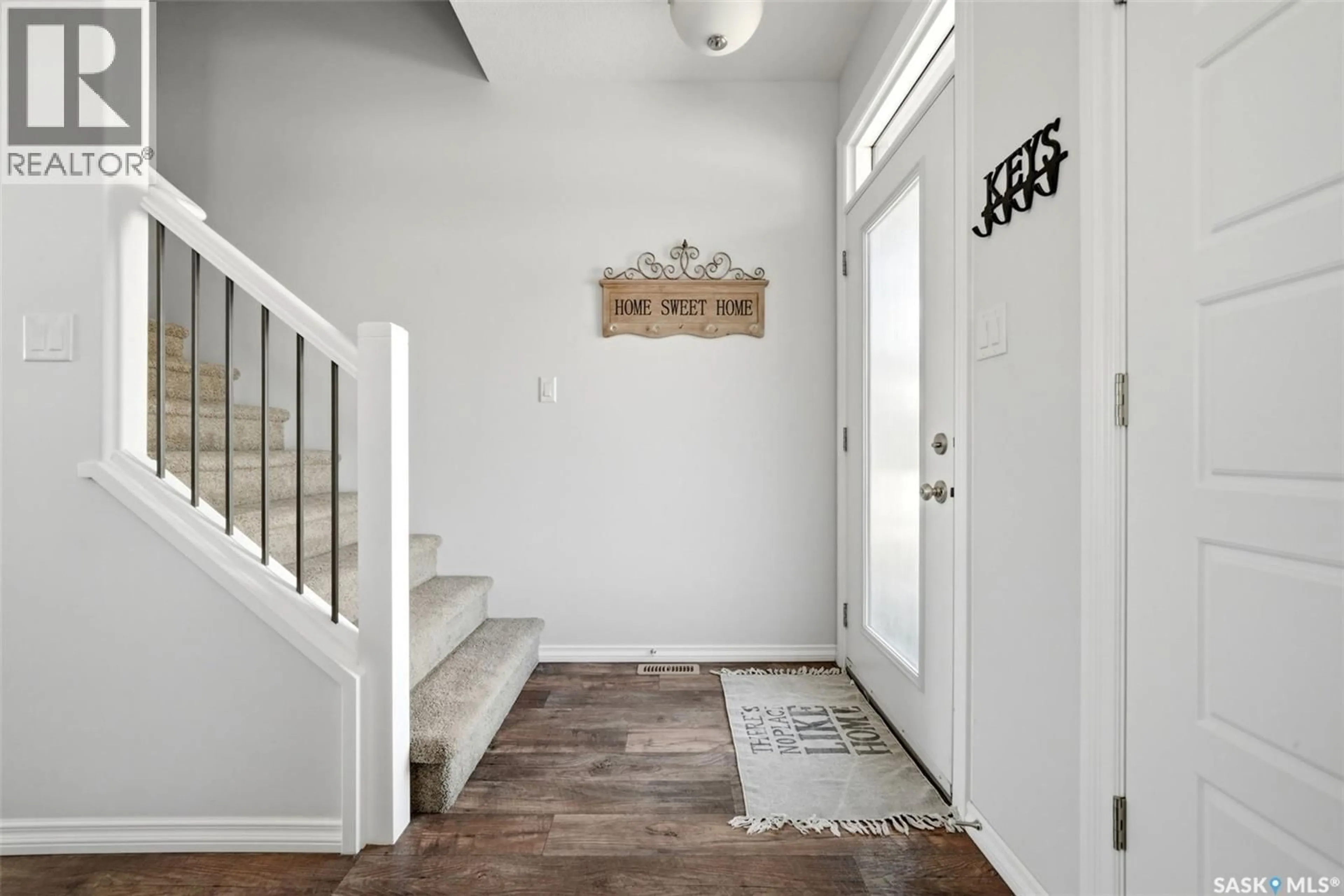 Indoor entryway for 113 - 3229 ELGAARD DRIVE, Regina Saskatchewan S4X0L2