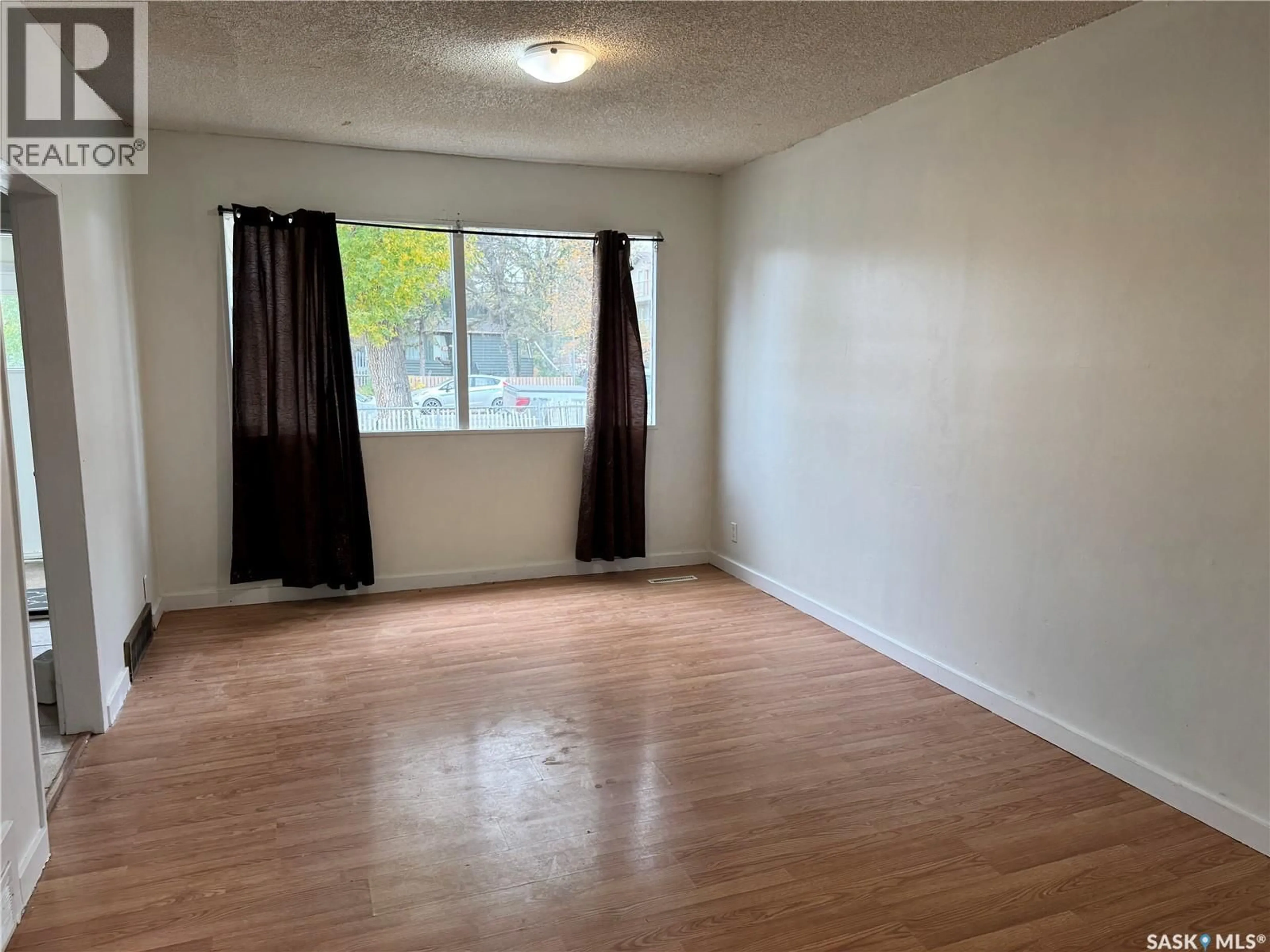 A pic of a room for 318 H AVENUE, Saskatoon Saskatchewan S7M1W3