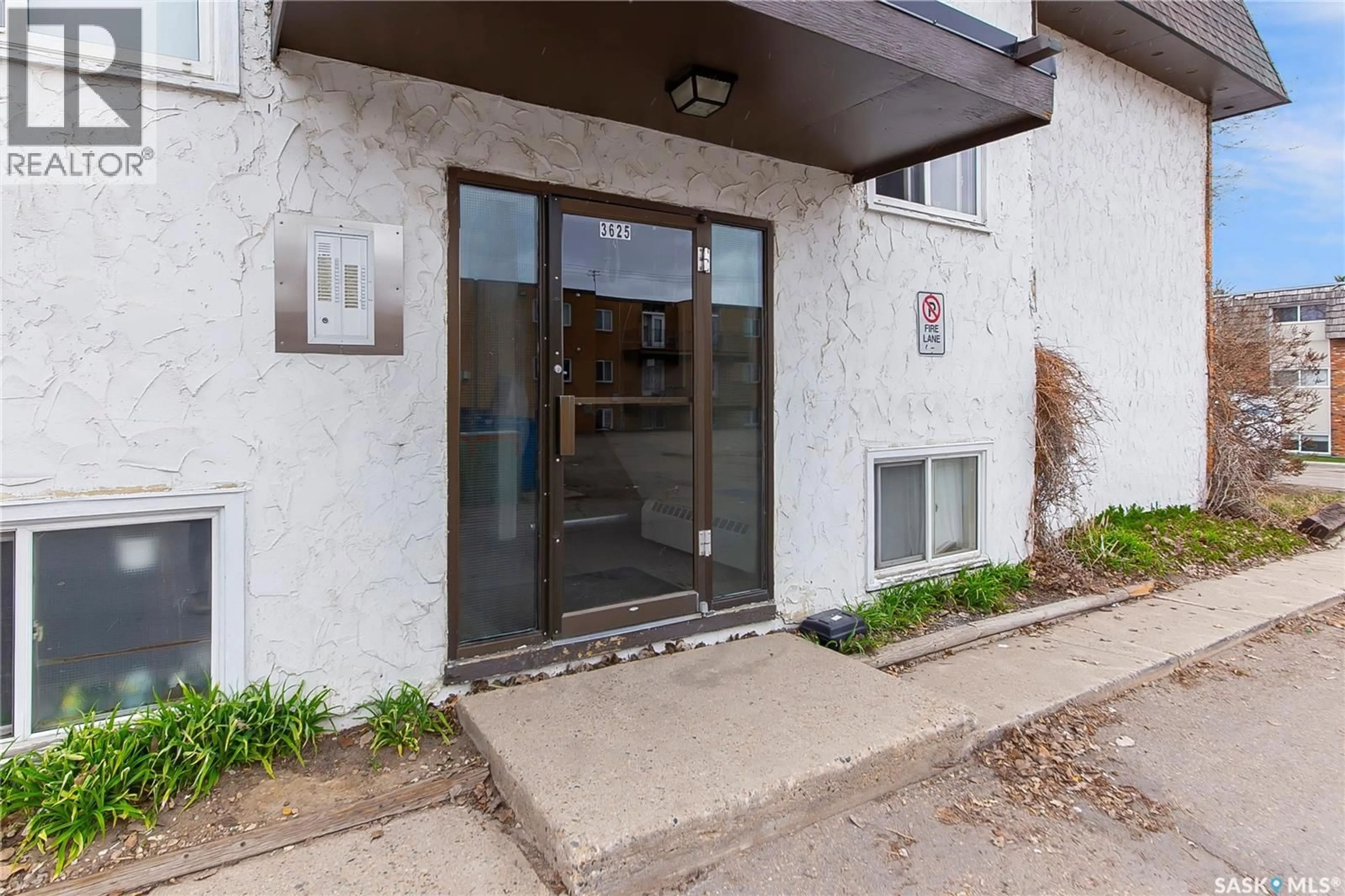 Indoor foyer for 17 - 3625 CHABEN PLACE, Saskatoon Saskatchewan S7H4E9