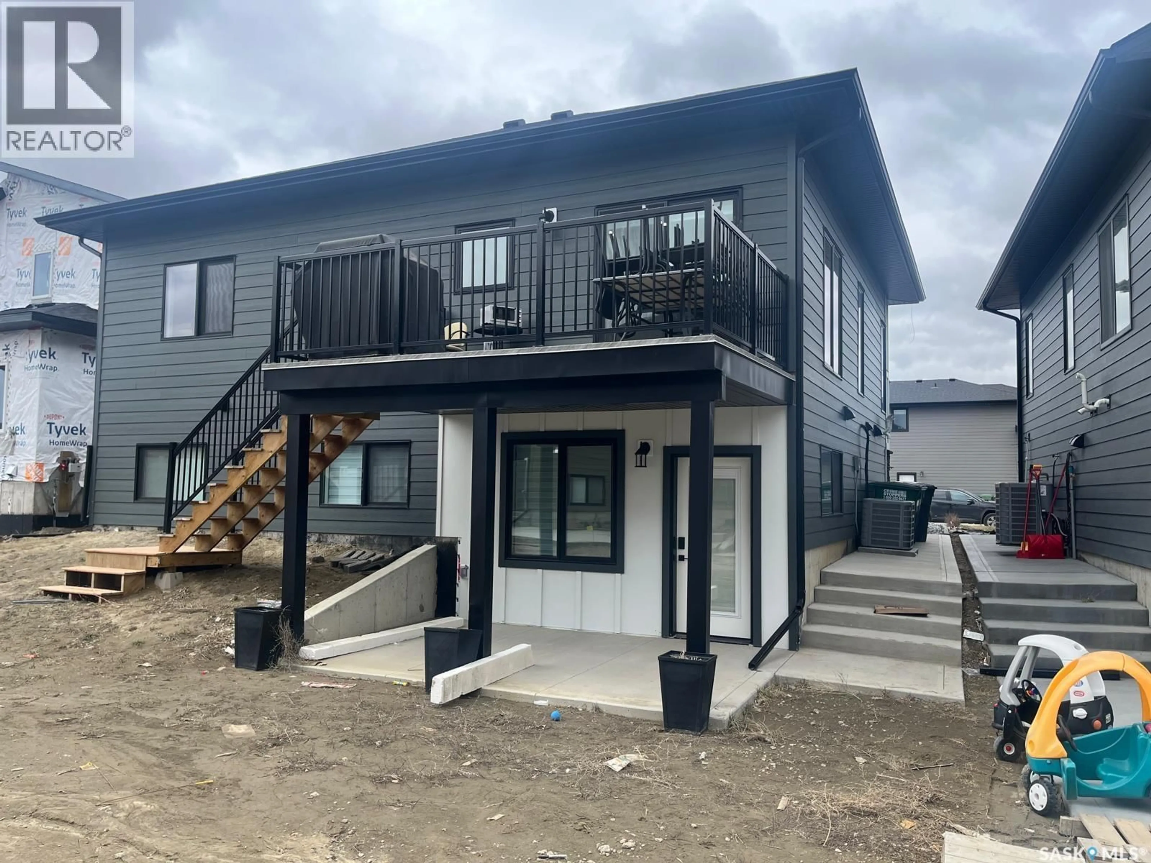 Home with vinyl exterior material, building for 271 DZIADYK MANOR, Saskatoon Saskatchewan S7V1M5